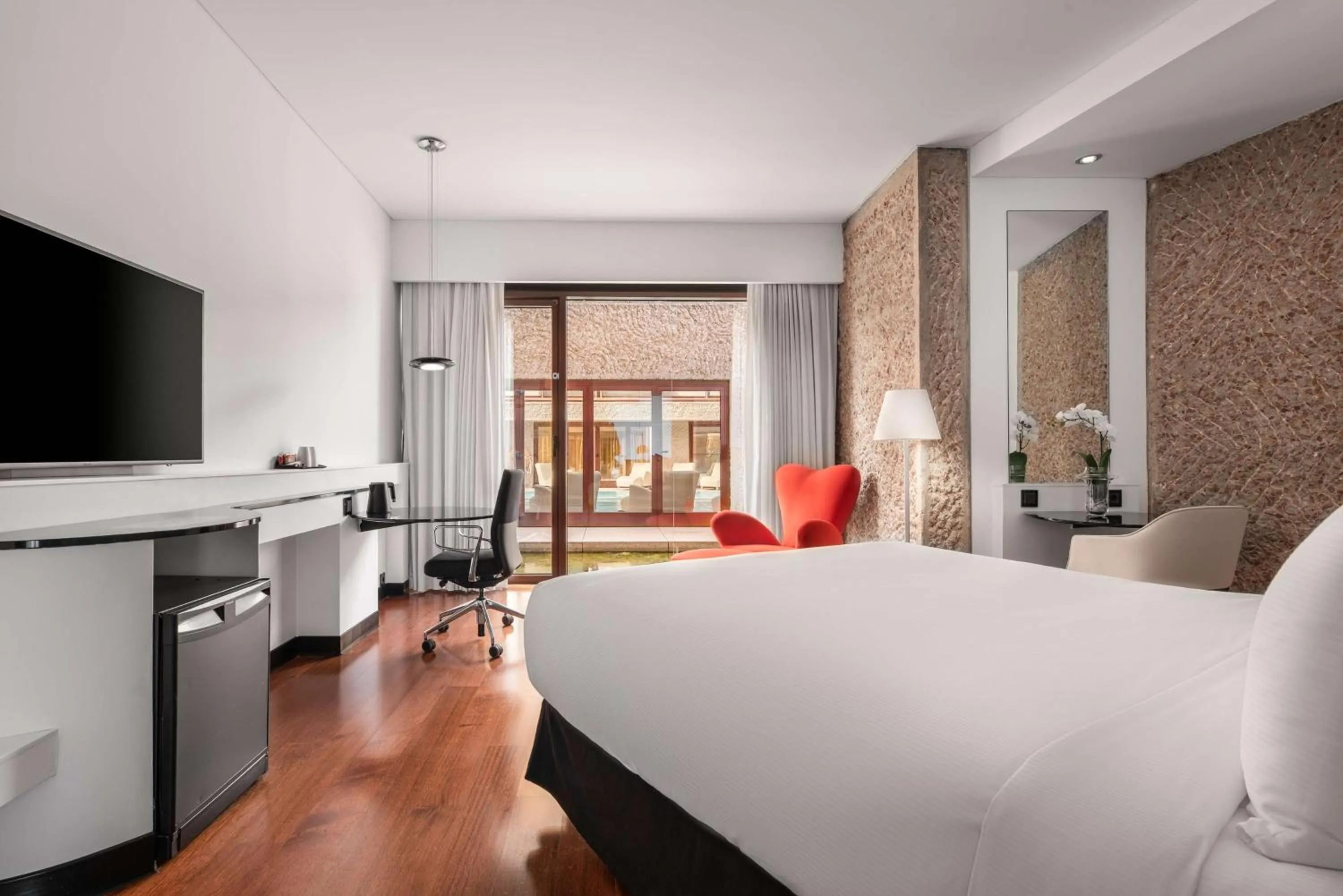 Bedroom, Bed in Hilton Madrid Airport