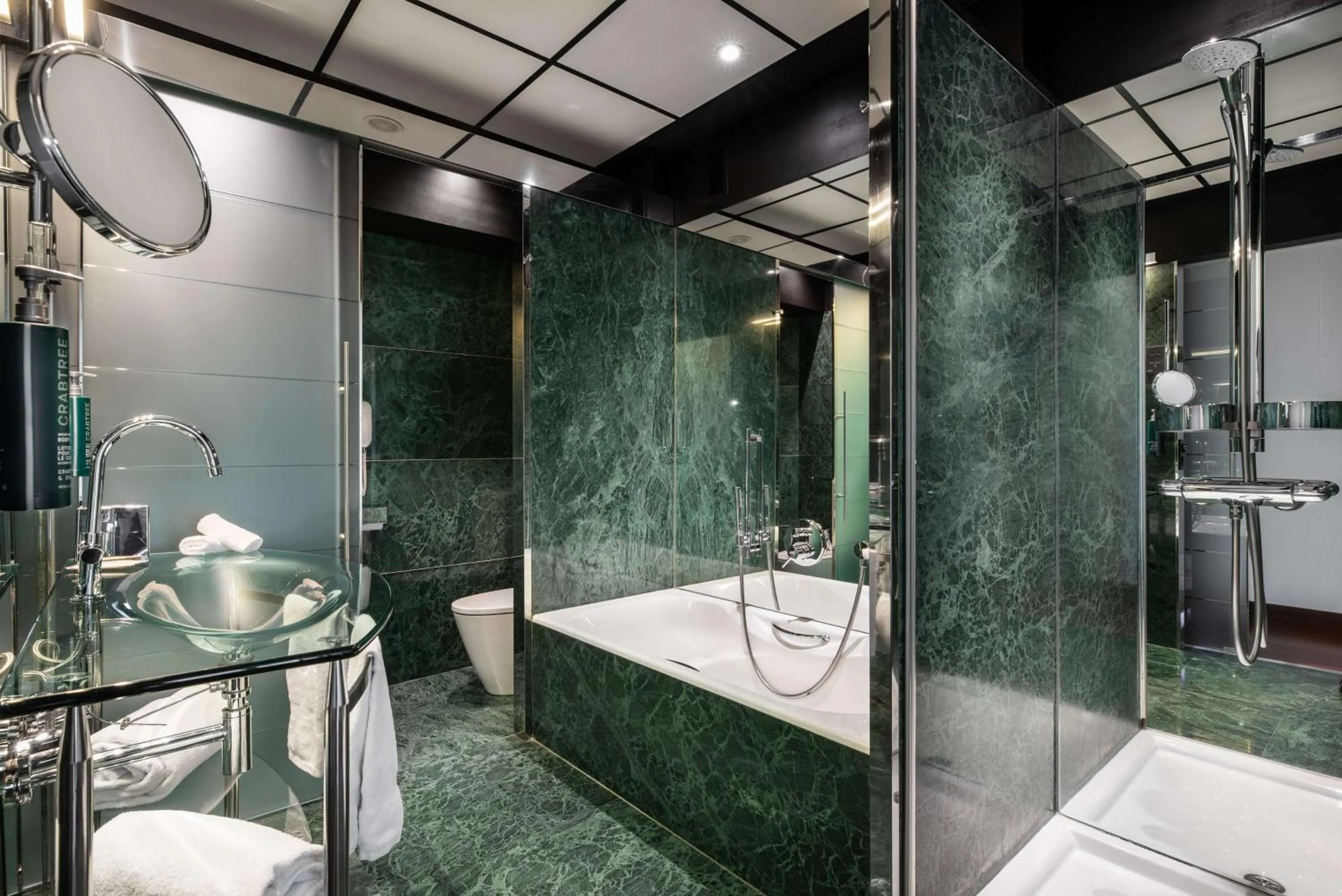 Bathroom in Hilton Madrid Airport