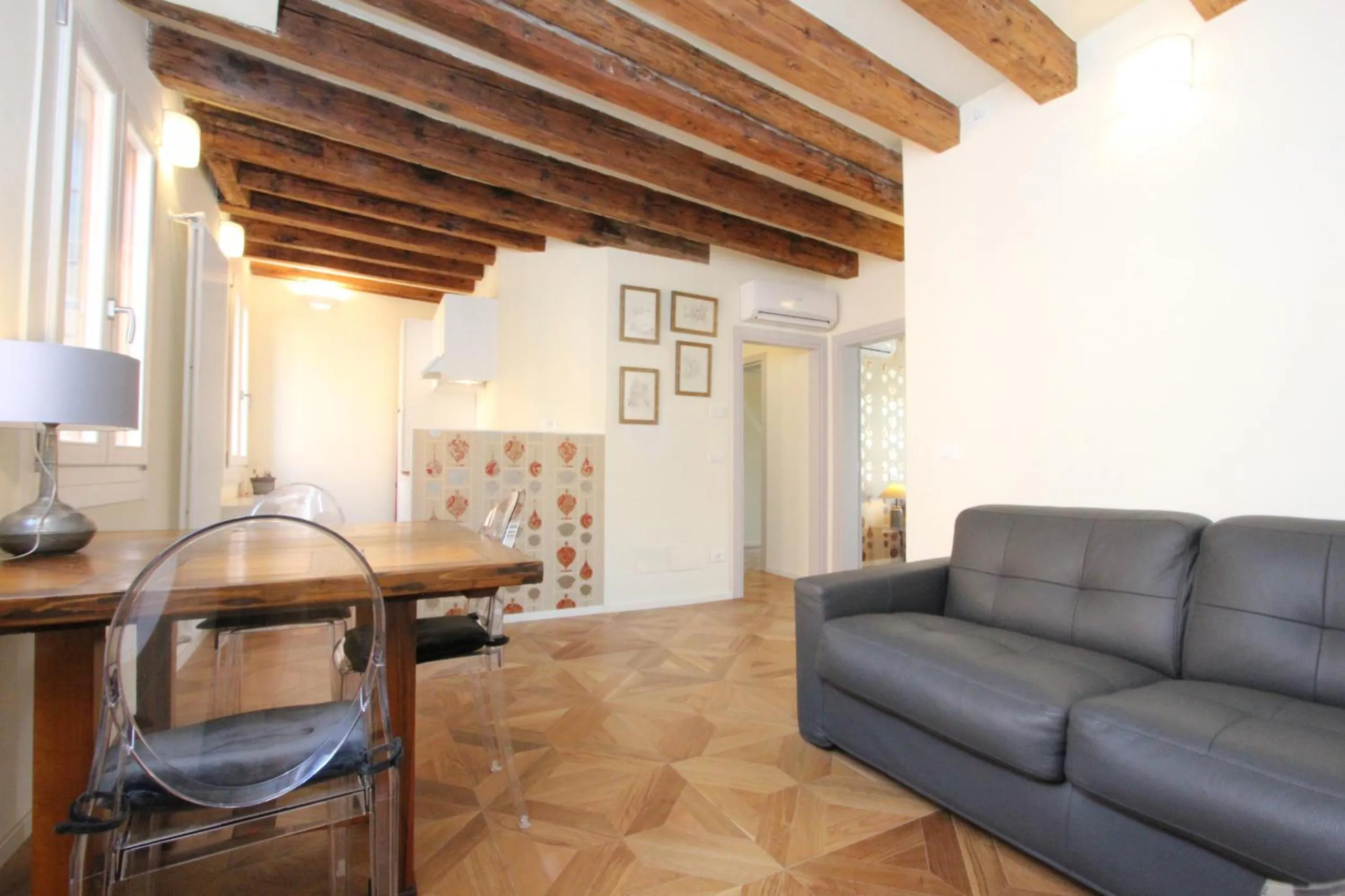 Communal lounge/ TV room in City Apartments Salute-Accademia
