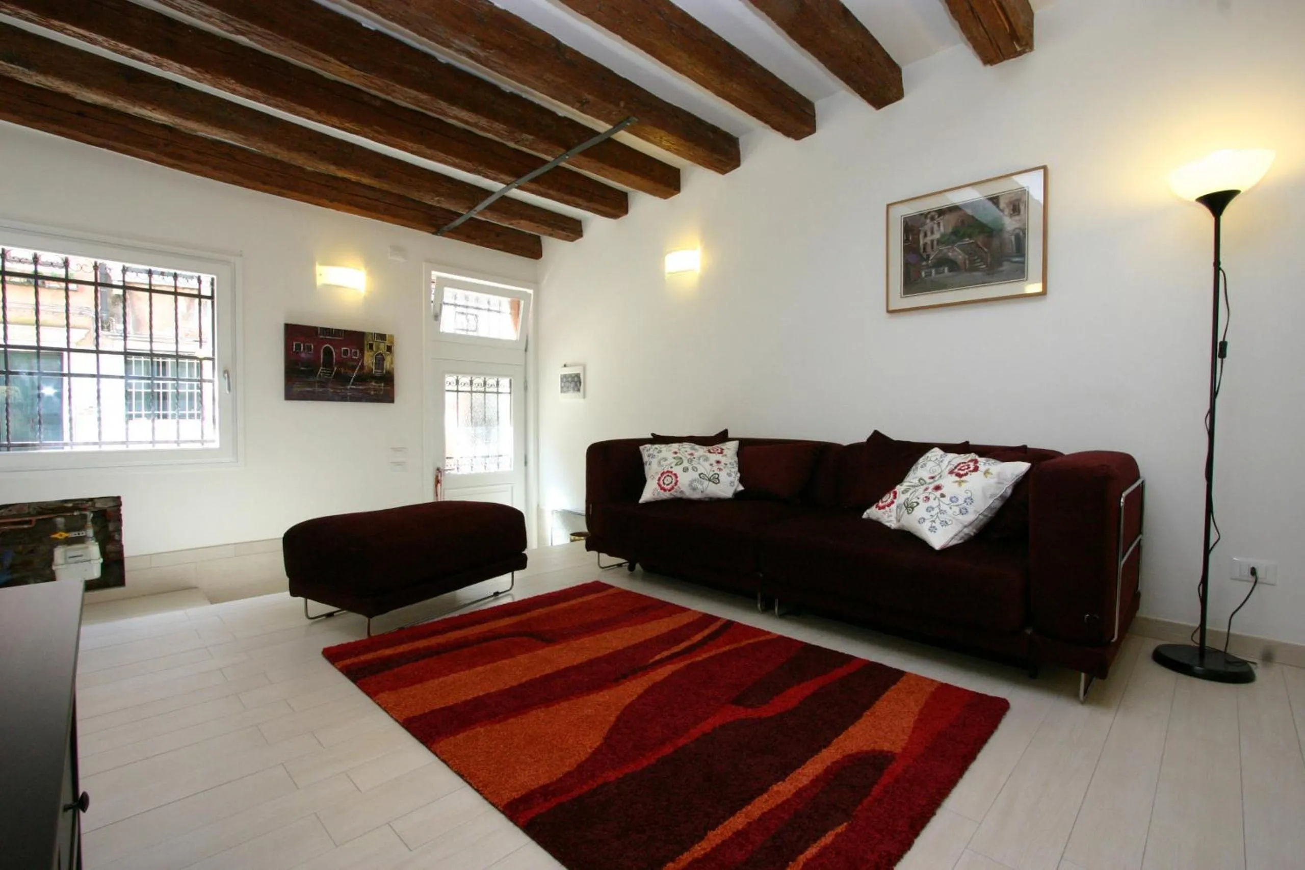 Communal lounge/ TV room in City Apartments Salute-Accademia
