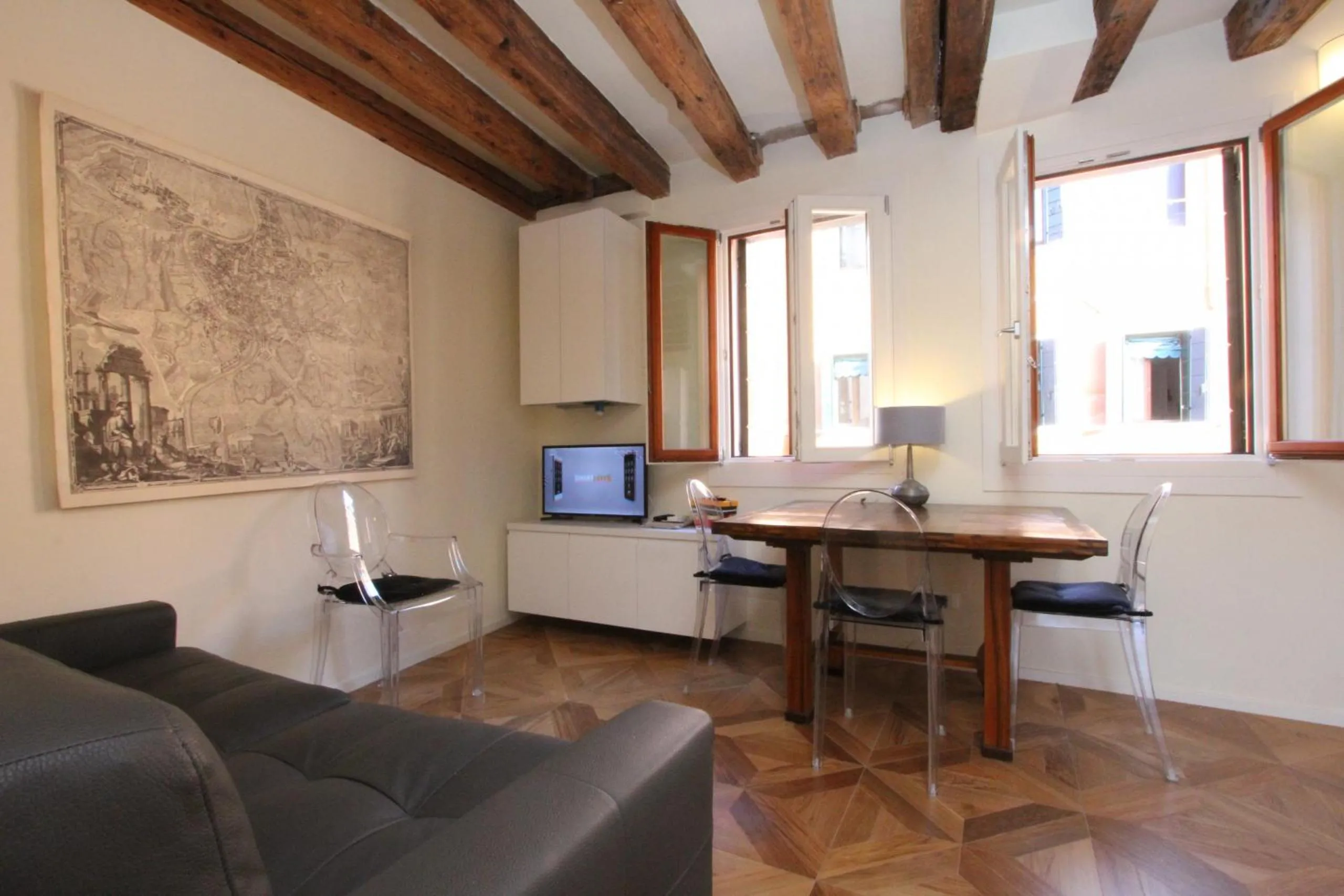 Communal lounge/ TV room in City Apartments Salute-Accademia