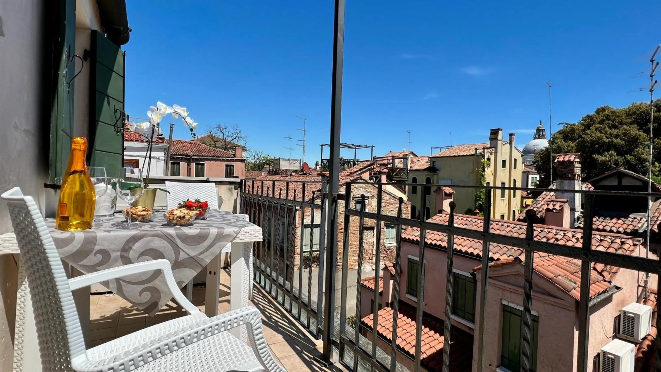 Balcony/Terrace in City Apartments Salute-Accademia
