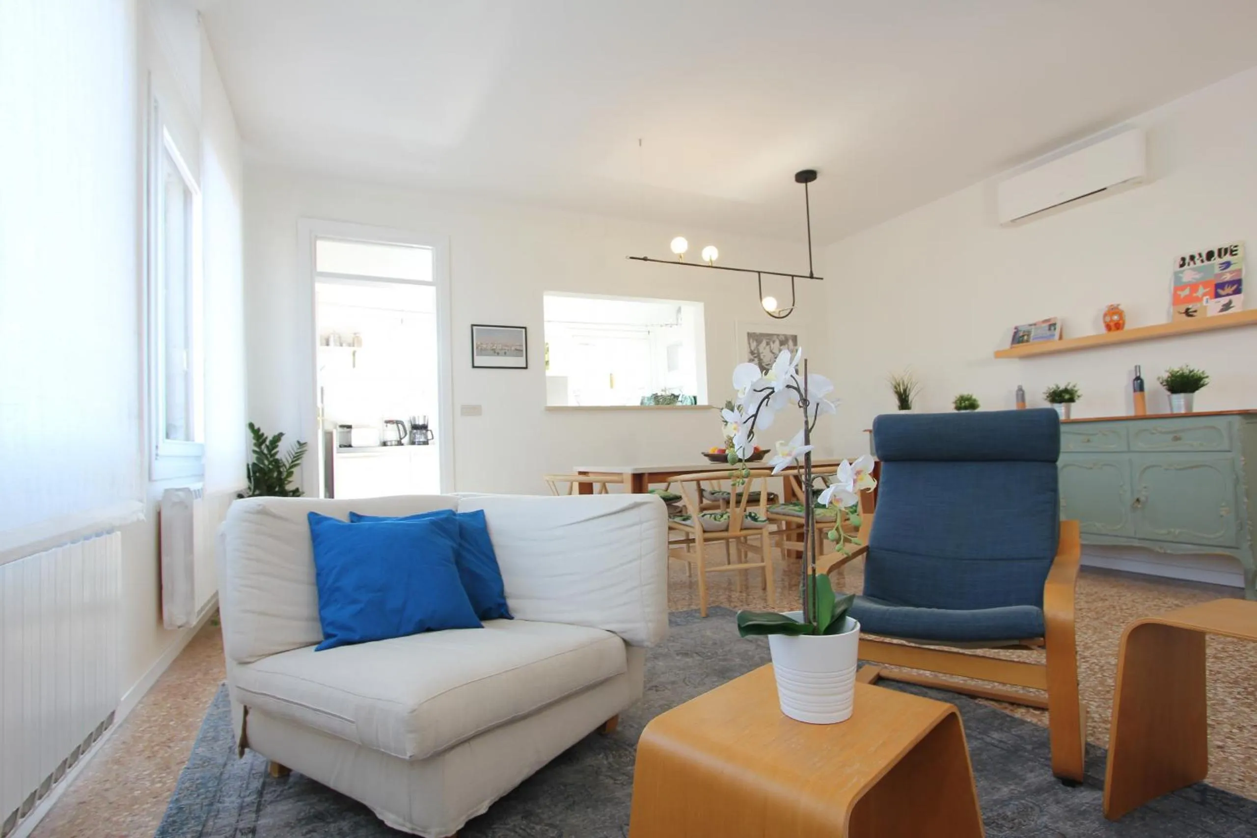 Communal lounge/ TV room in City Apartments Salute-Accademia