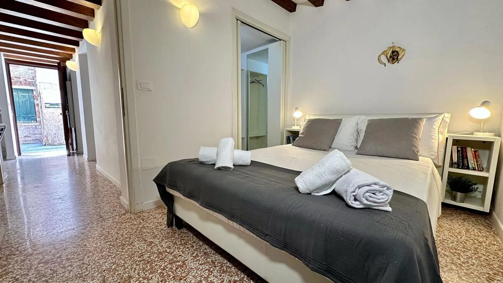 Bed in City Apartments Salute-Accademia