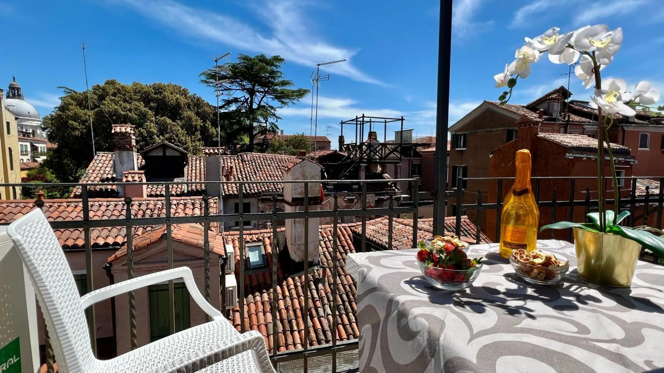 Balcony/Terrace in City Apartments Salute-Accademia