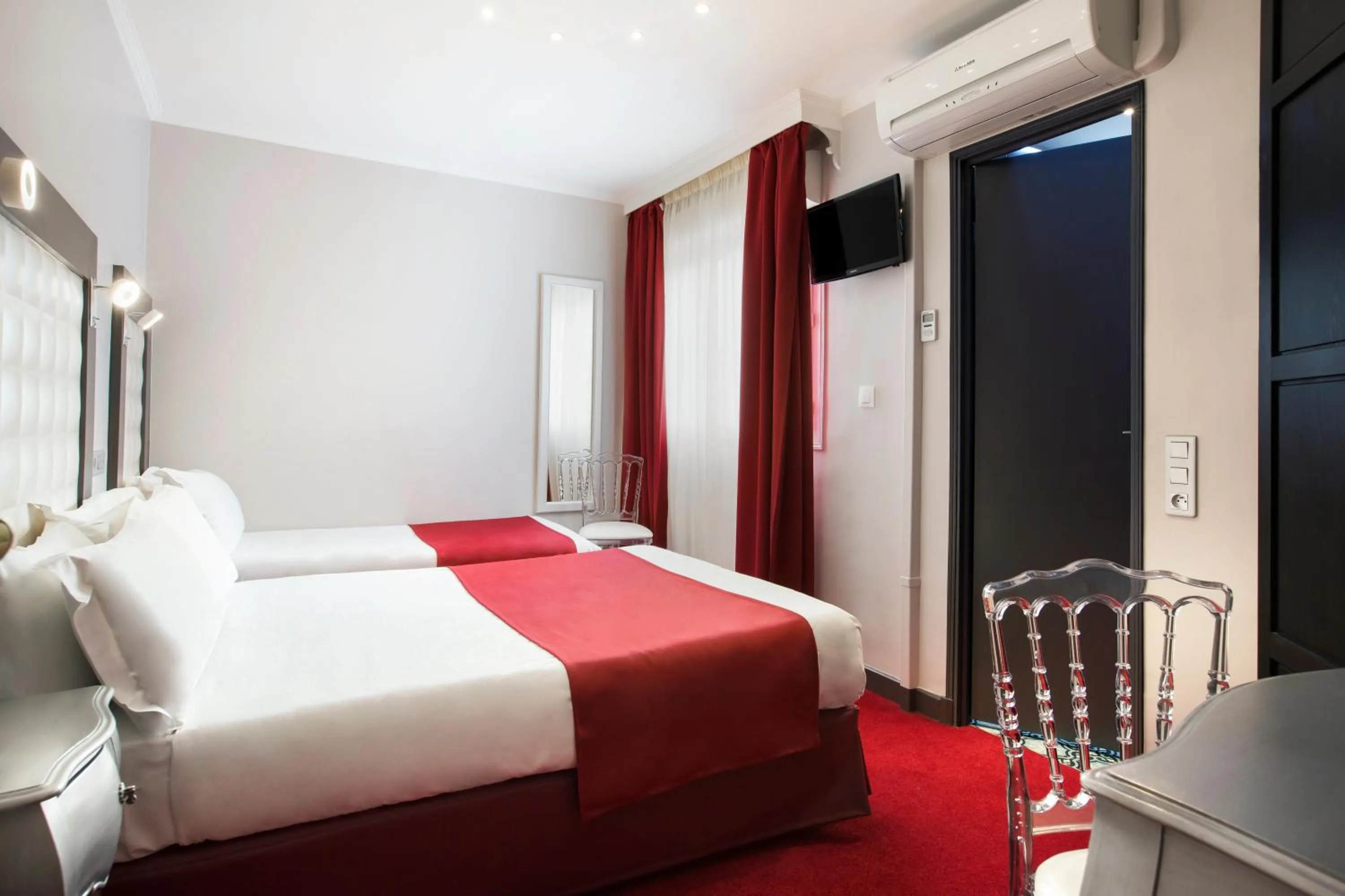 Bed in Grand Hôtel Amelot