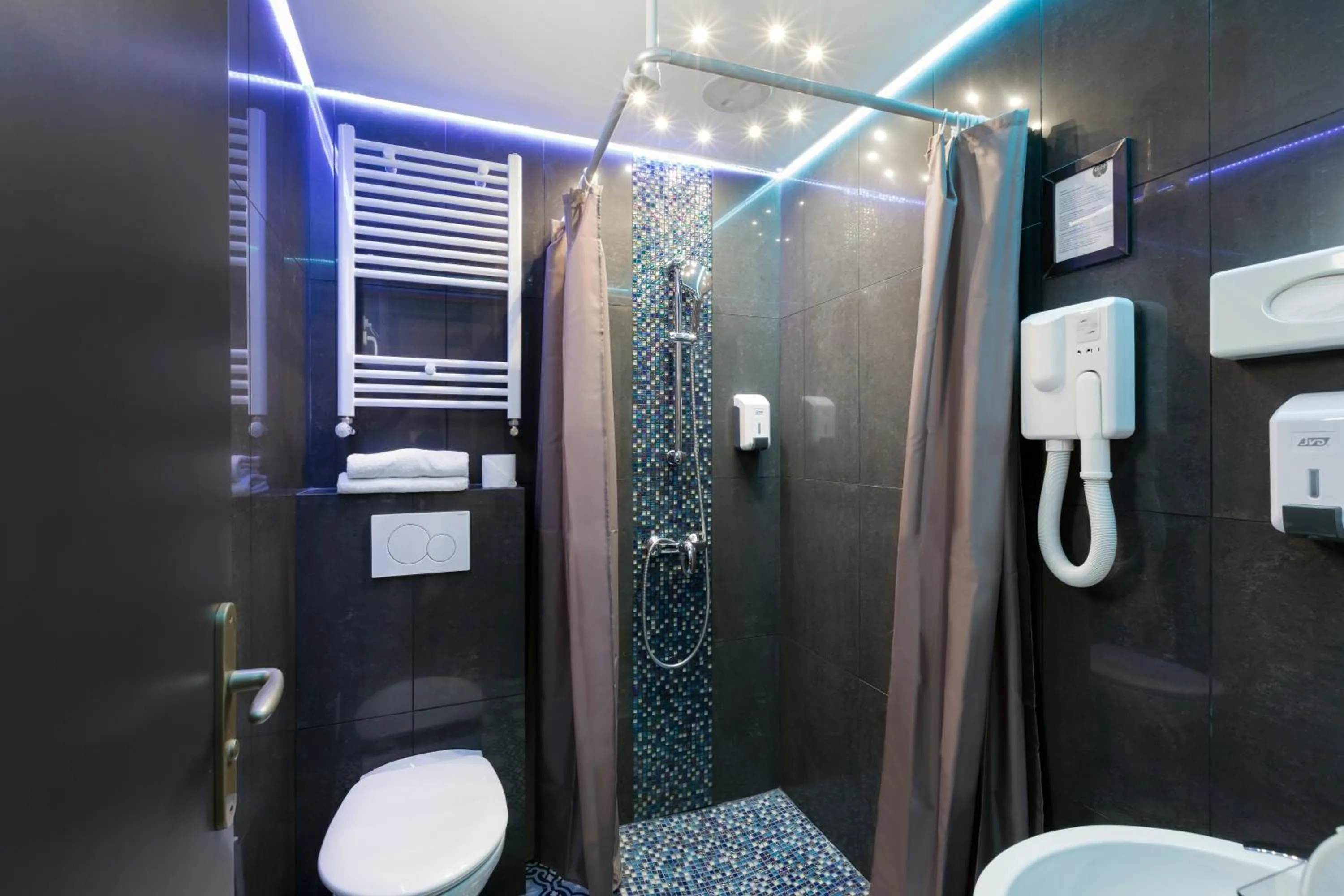 Shower in Grand Hôtel Amelot