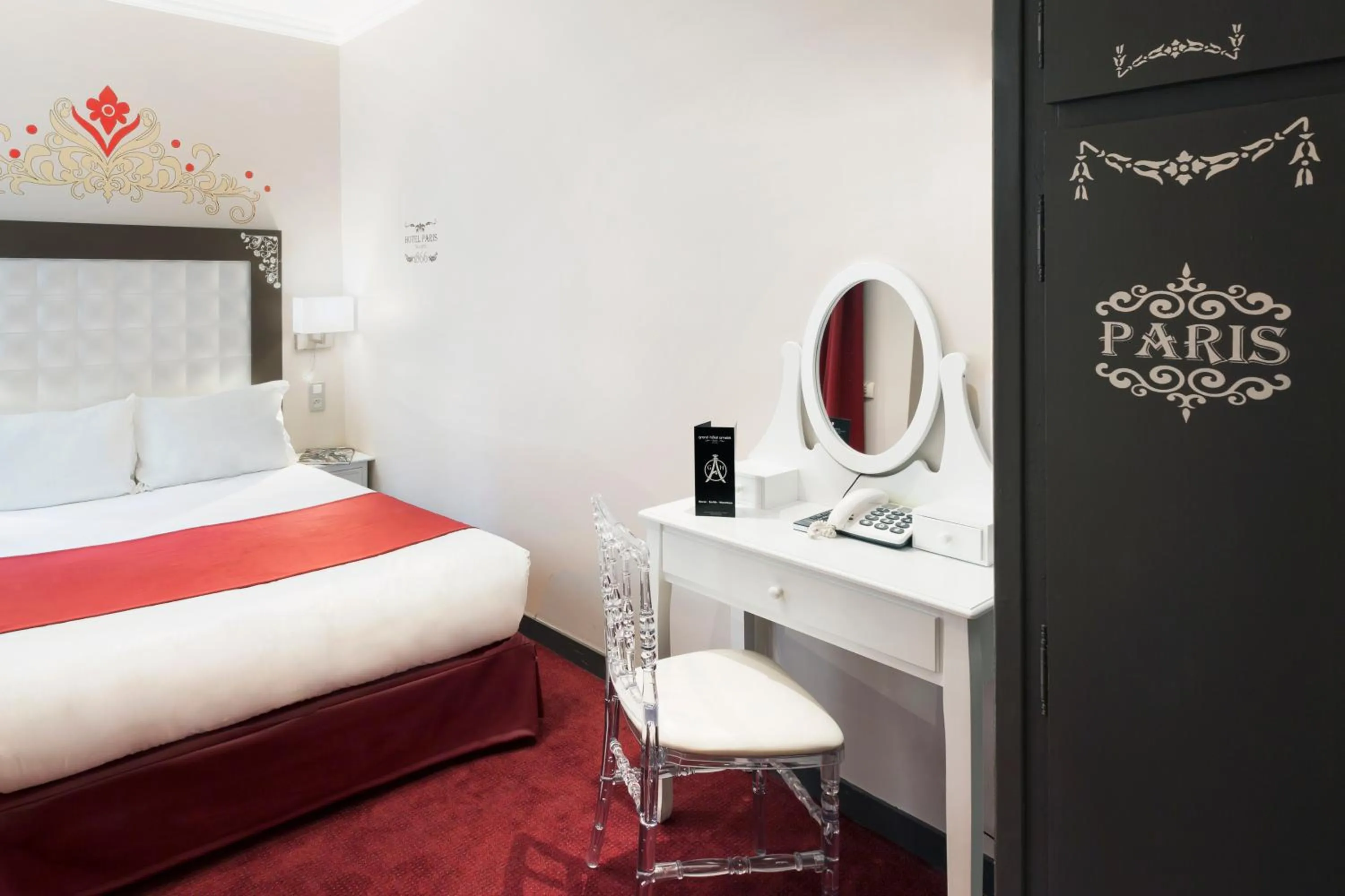 Photo of the whole room, Bed in Grand Hôtel Amelot