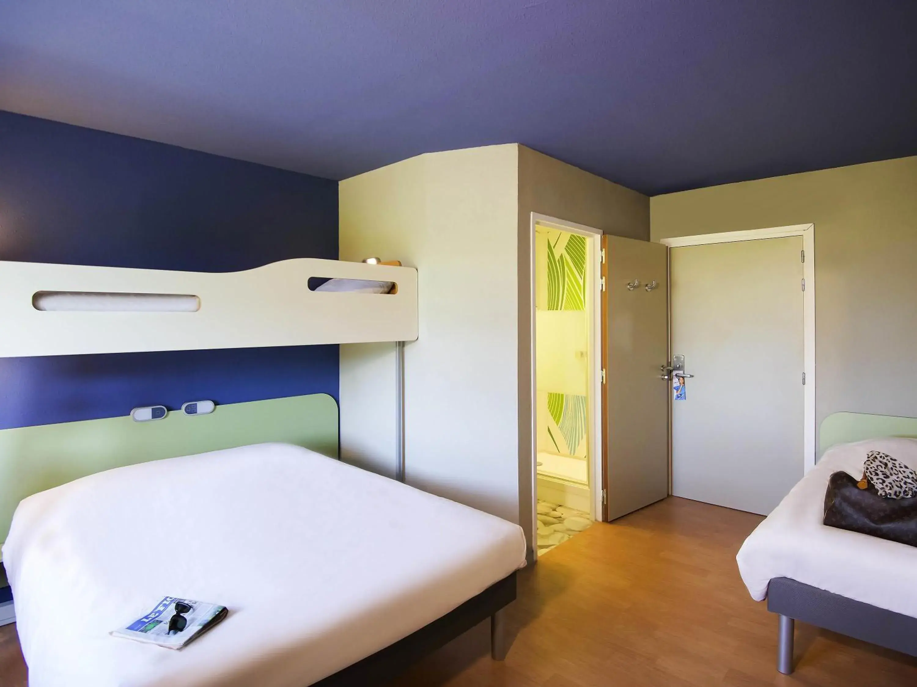 Bedroom, Bed in Ibis Budget Porte de Camargue Bedroom, Bed in Ibis Budget Porte de Camargue