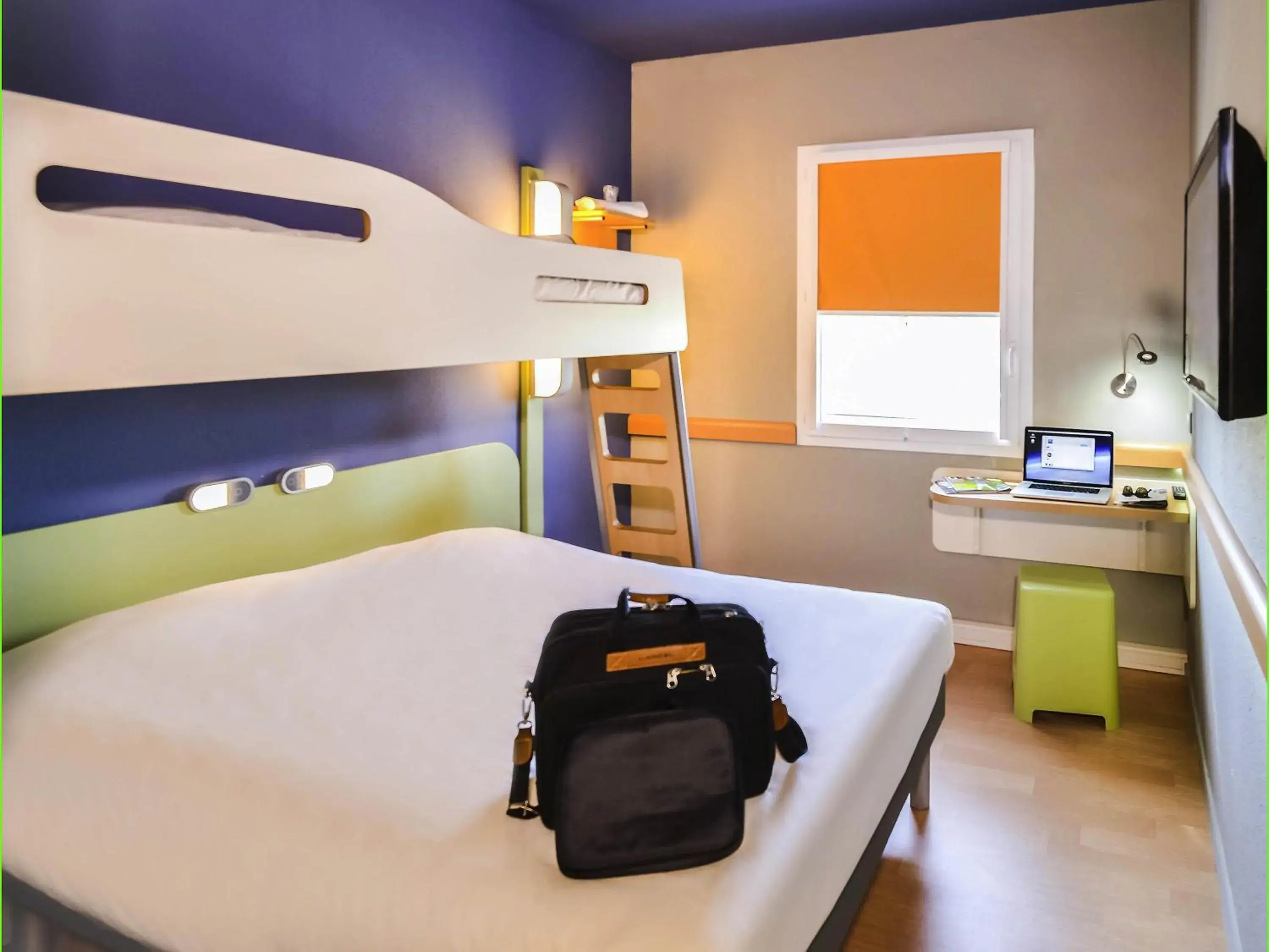 Bedroom, Bed in Ibis Budget Porte de Camargue Bedroom, Bed in Ibis Budget Porte de Camargue