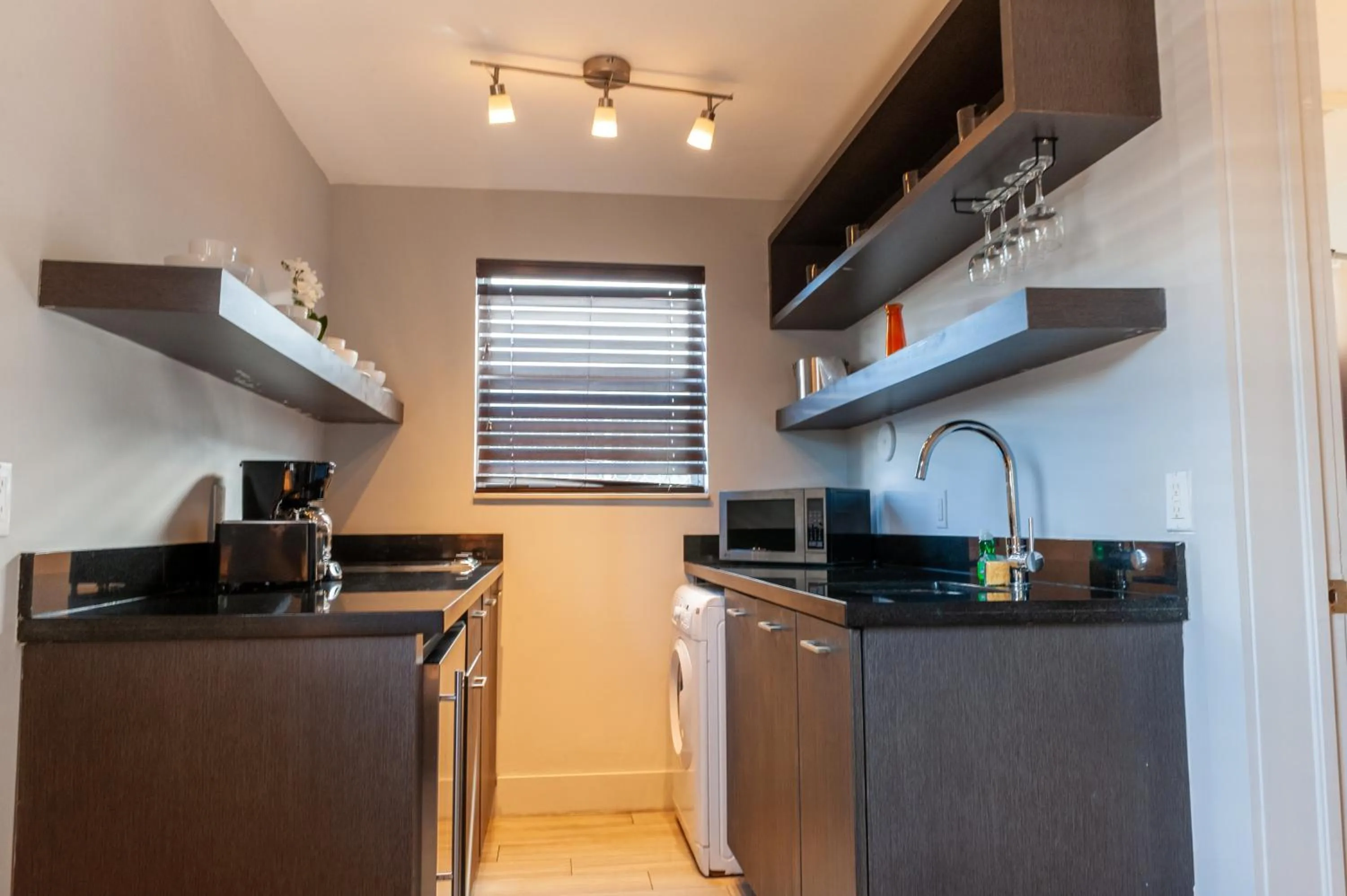 Kitchen or kitchenette in Seaside All Suites Hotel