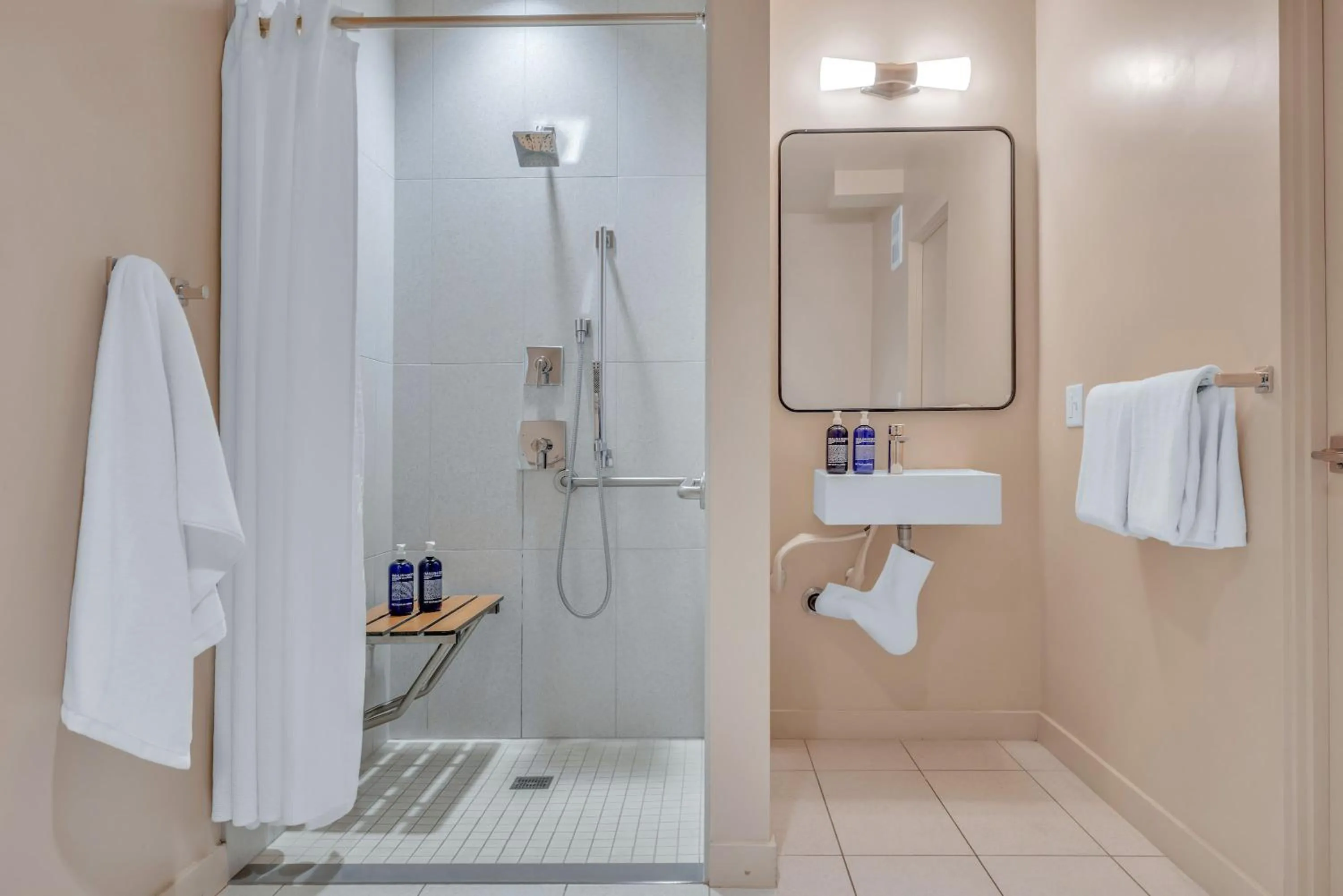 Shower in City Center Hotel By Kasa
