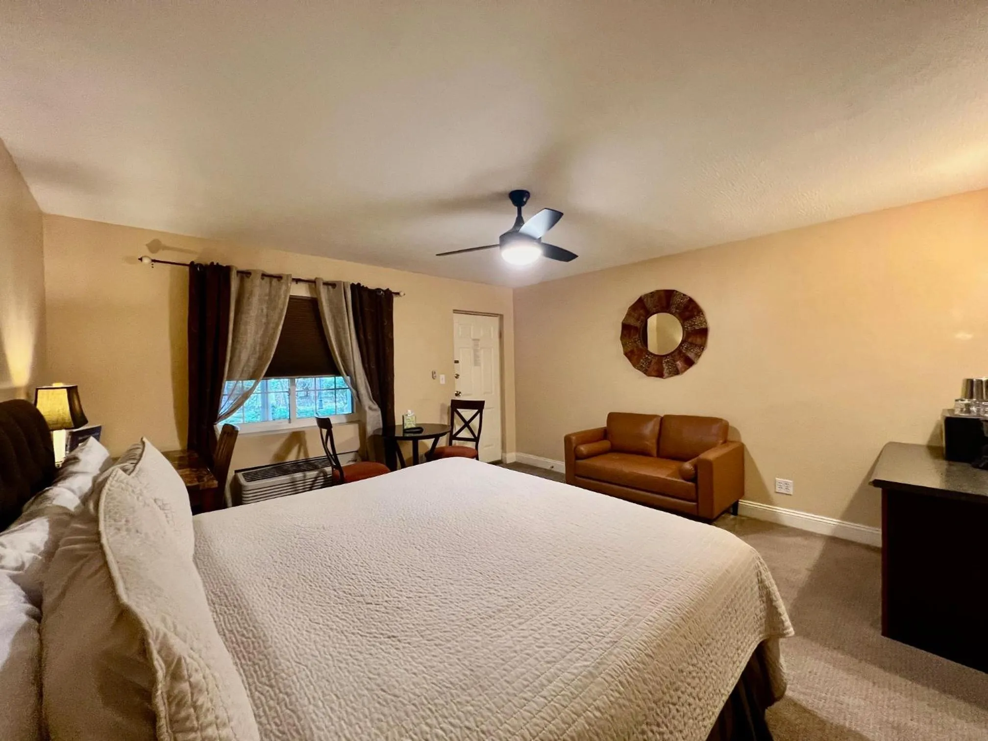 Bed in The Mount Vernon Inn