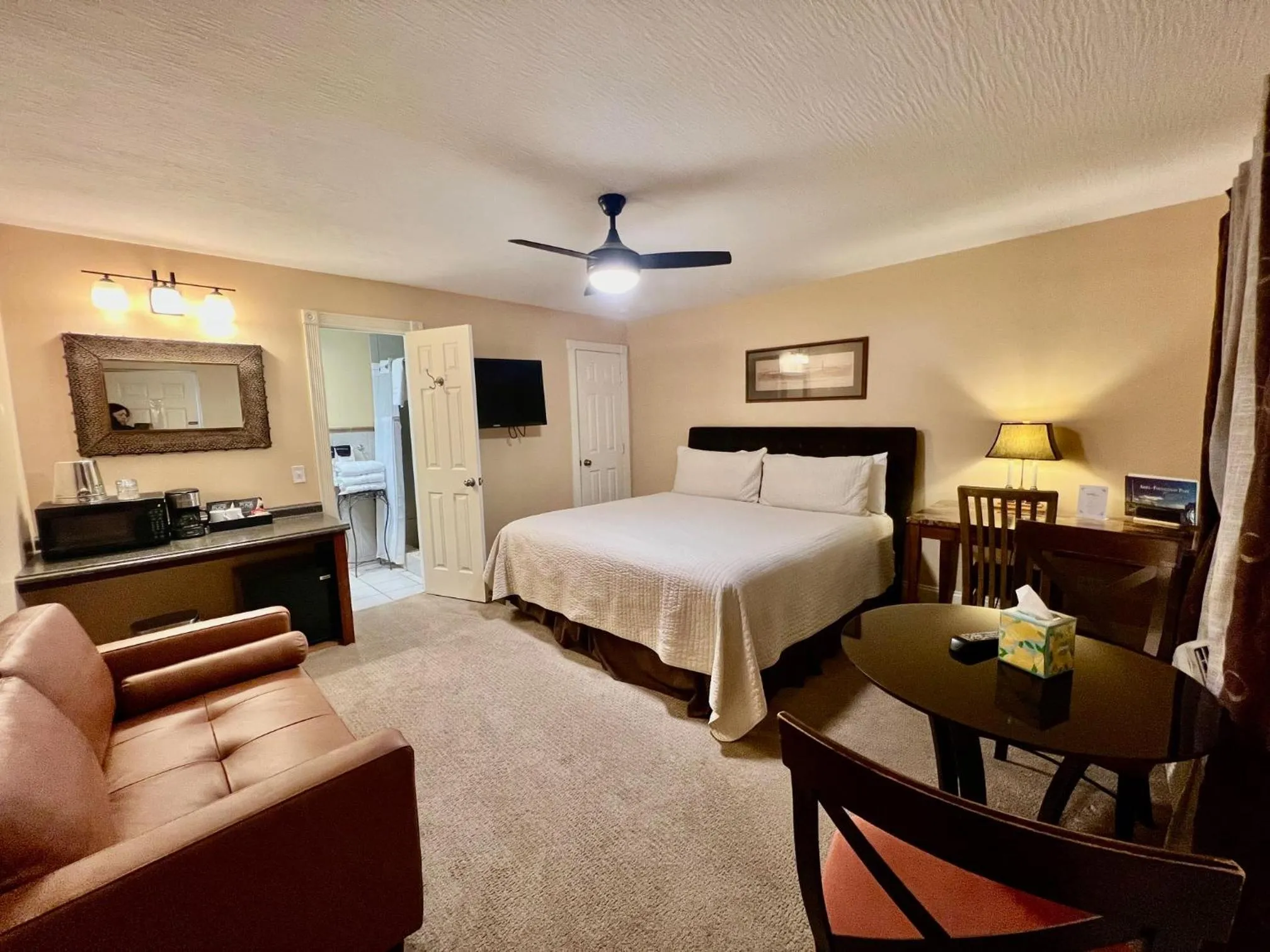 Bed in The Mount Vernon Inn