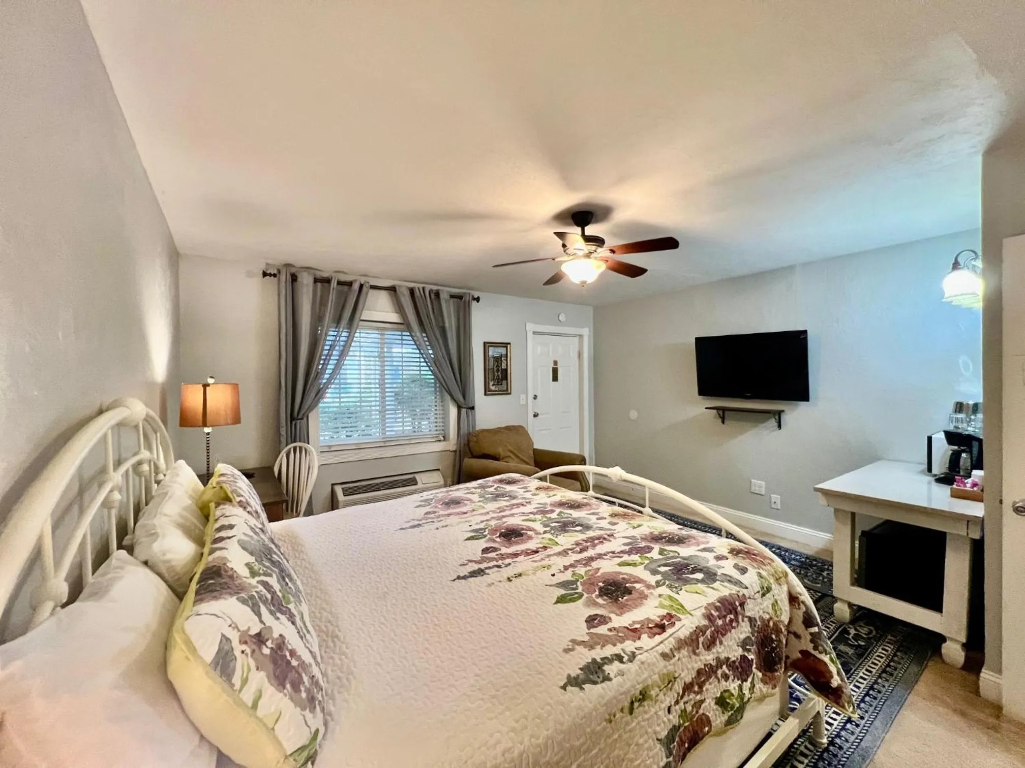 Bed in The Mount Vernon Inn