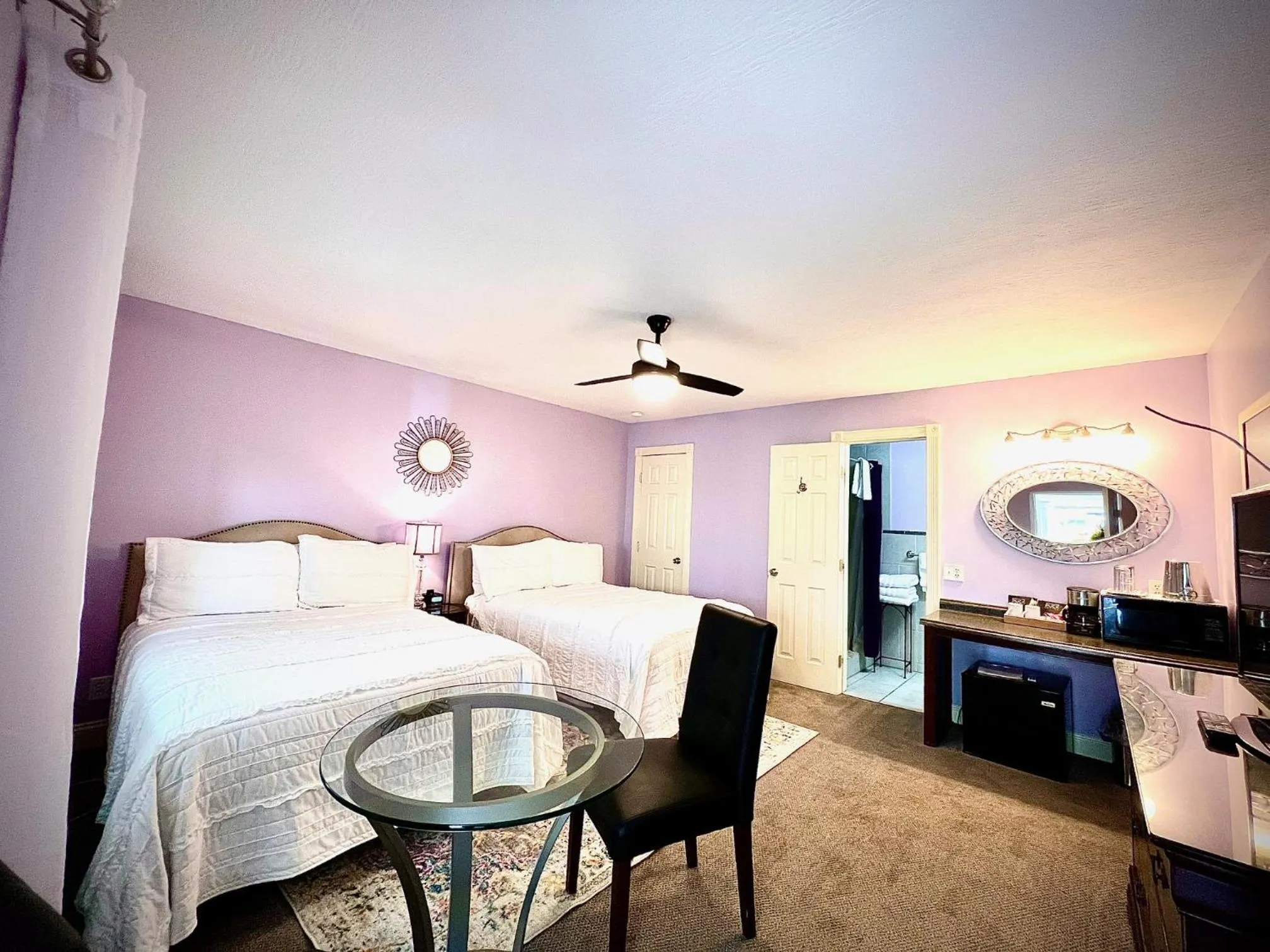 Photo of the whole room, Bed in The Mount Vernon Inn