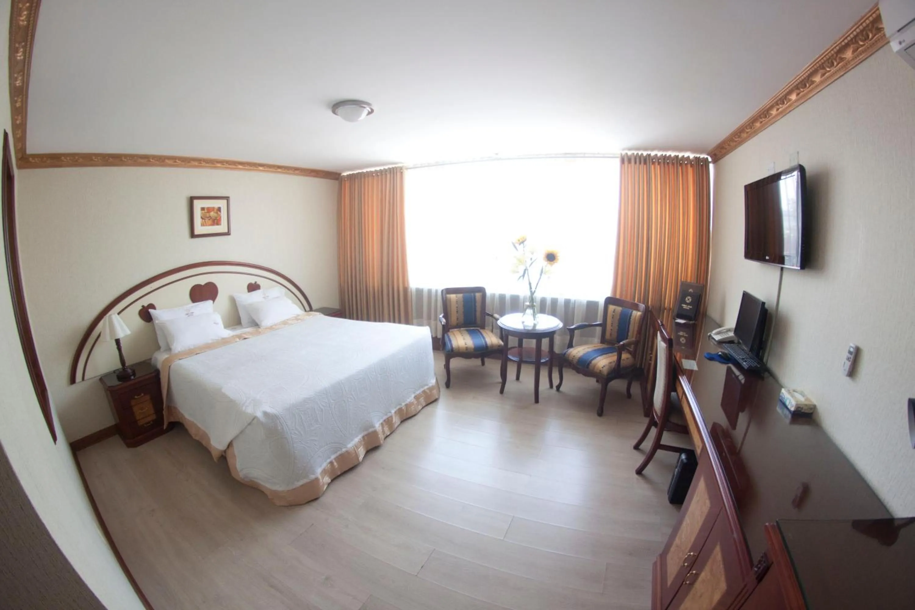 Bed in Hotel Oro Inn