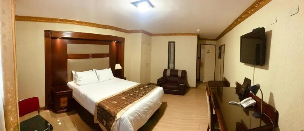 Bed in Hotel Oro Inn