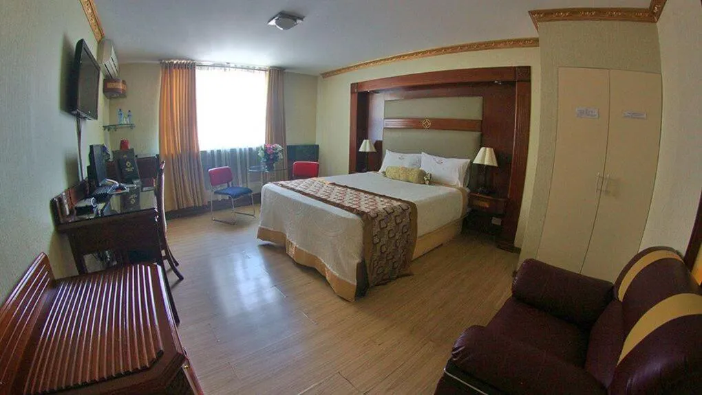 Bed in Hotel Oro Inn