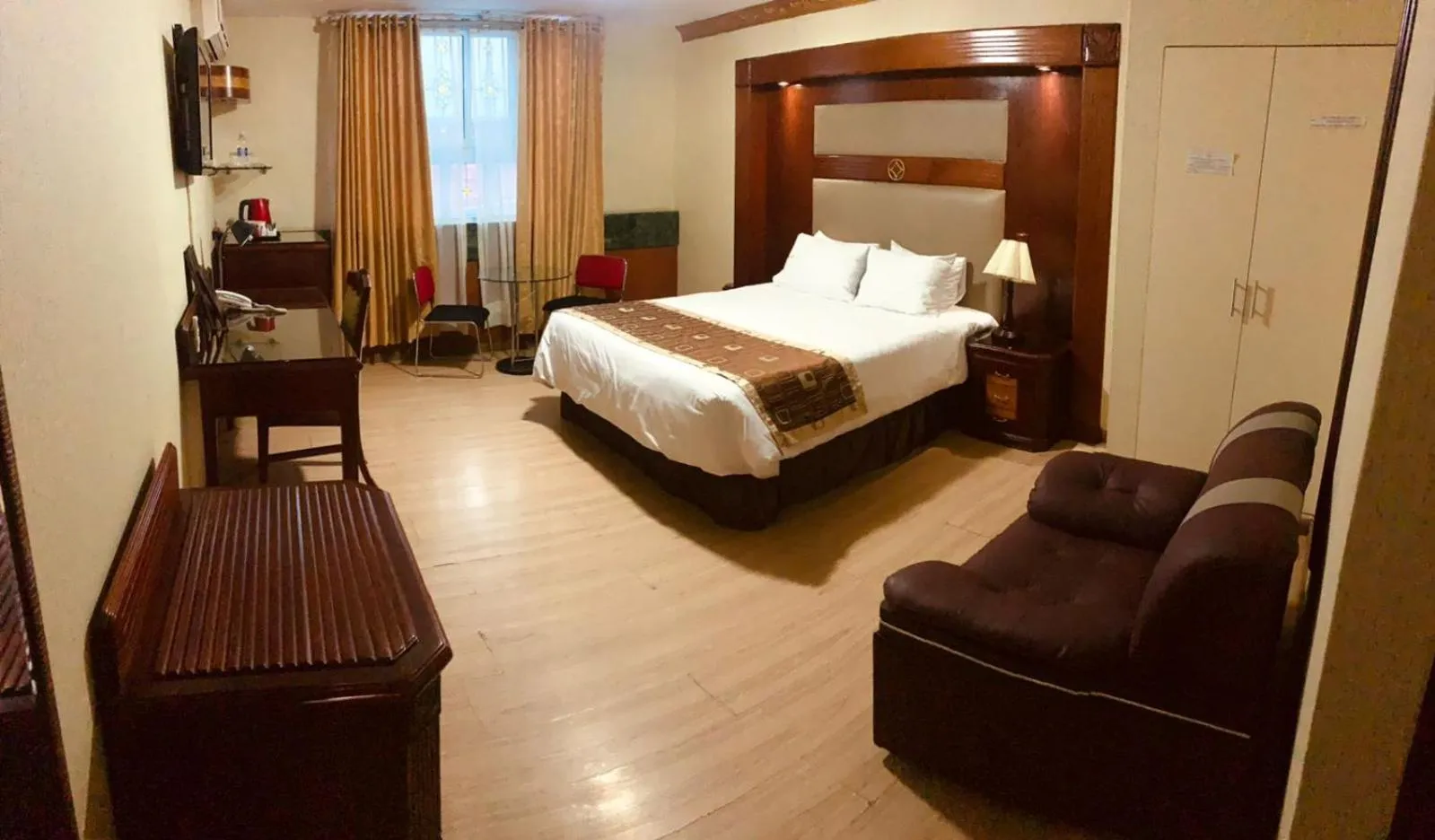 Bed in Hotel Oro Inn