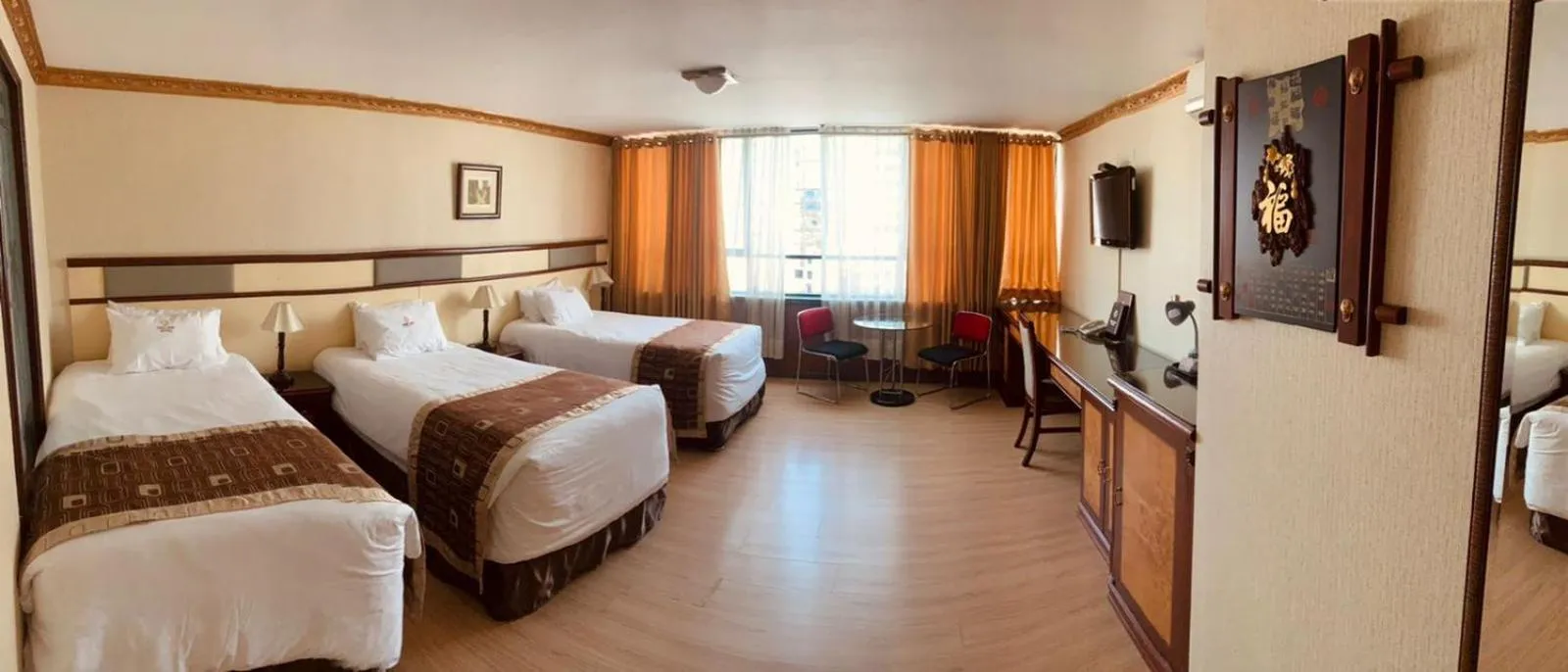 Bed in Hotel Oro Inn