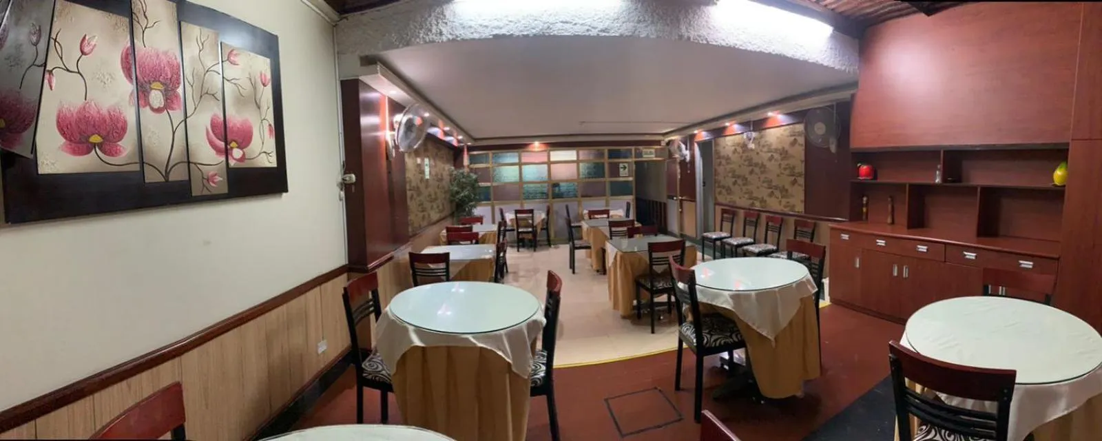 Restaurant/places to eat in Hotel Oro Inn
