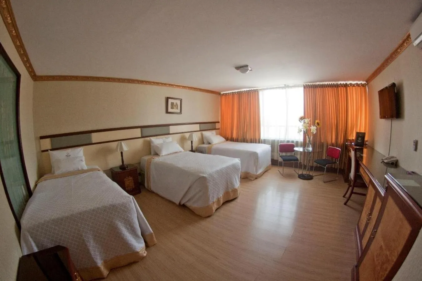 Bed in Hotel Oro Inn