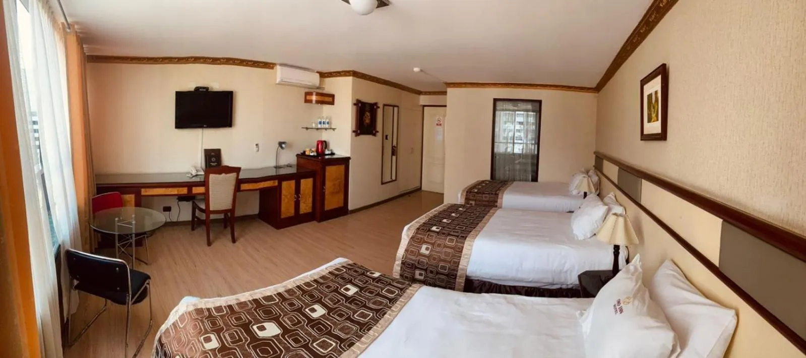 Bed in Hotel Oro Inn