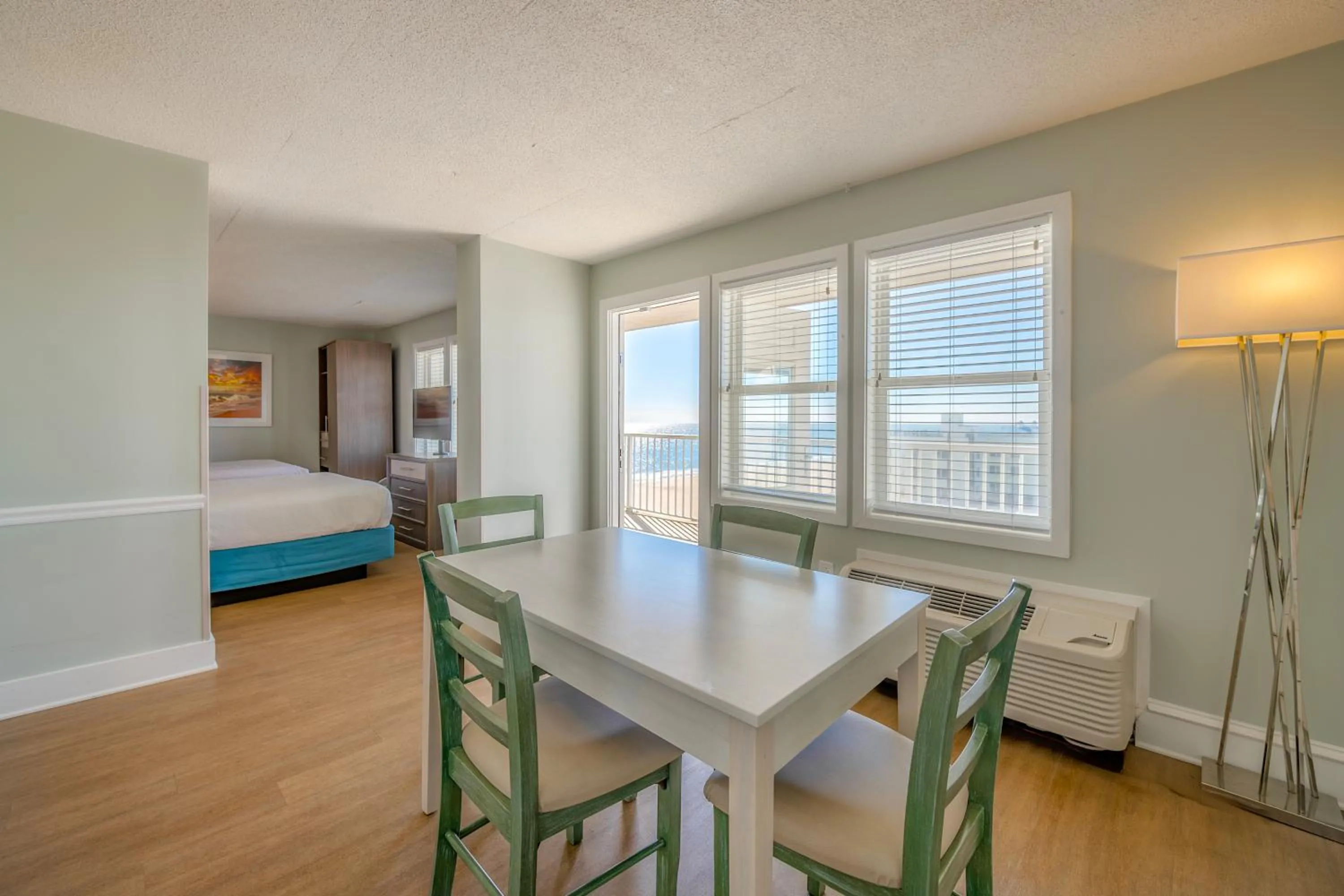 Balcony/Terrace, Bed in Commander Hotel & Suites