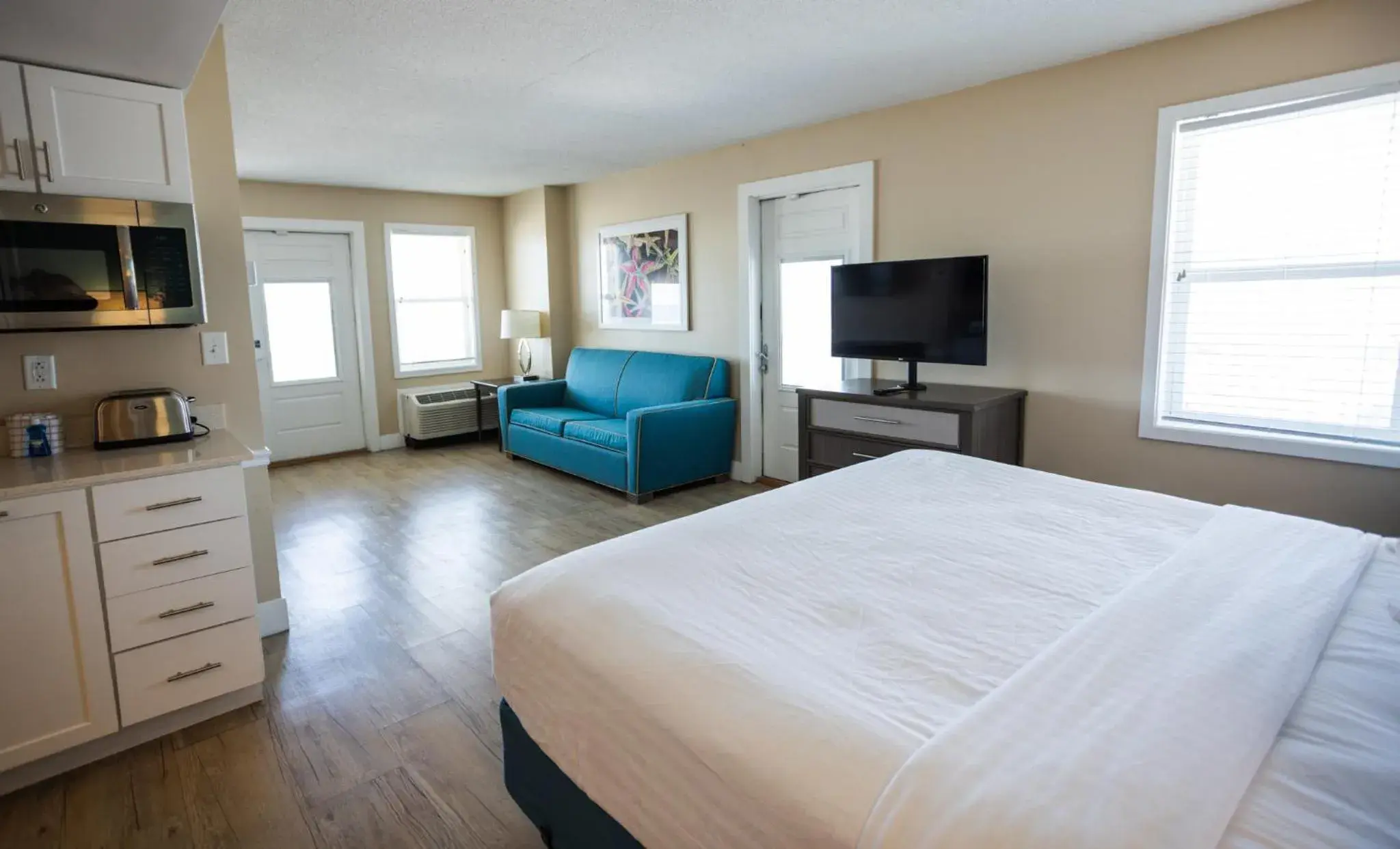 Photo of the whole room, Bed in Commander Hotel & Suites Photo of the whole room, Bed in Commander Hotel & Suites