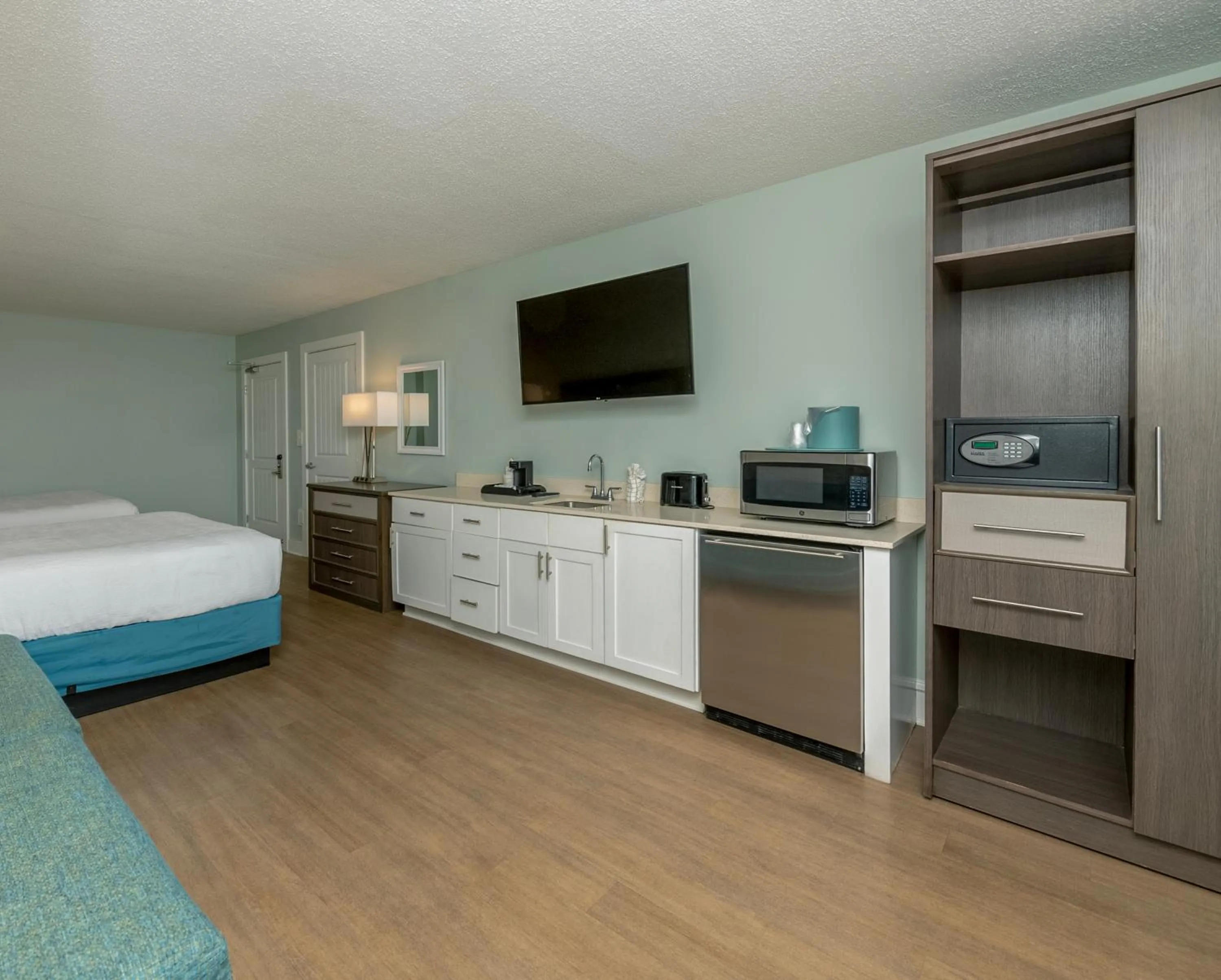 TV and multimedia, Bed in Commander Hotel & Suites