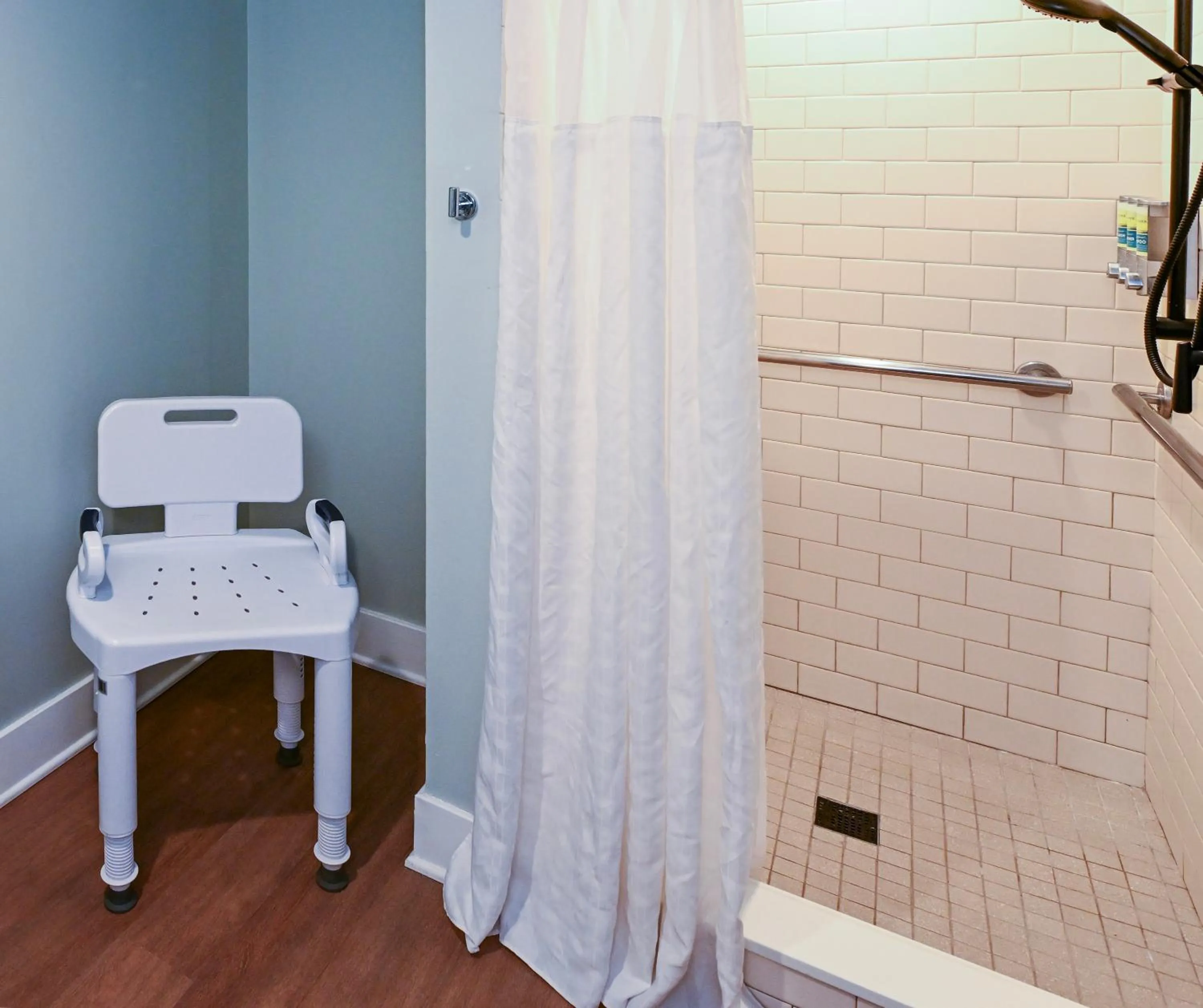 Shower in Commander Hotel & Suites