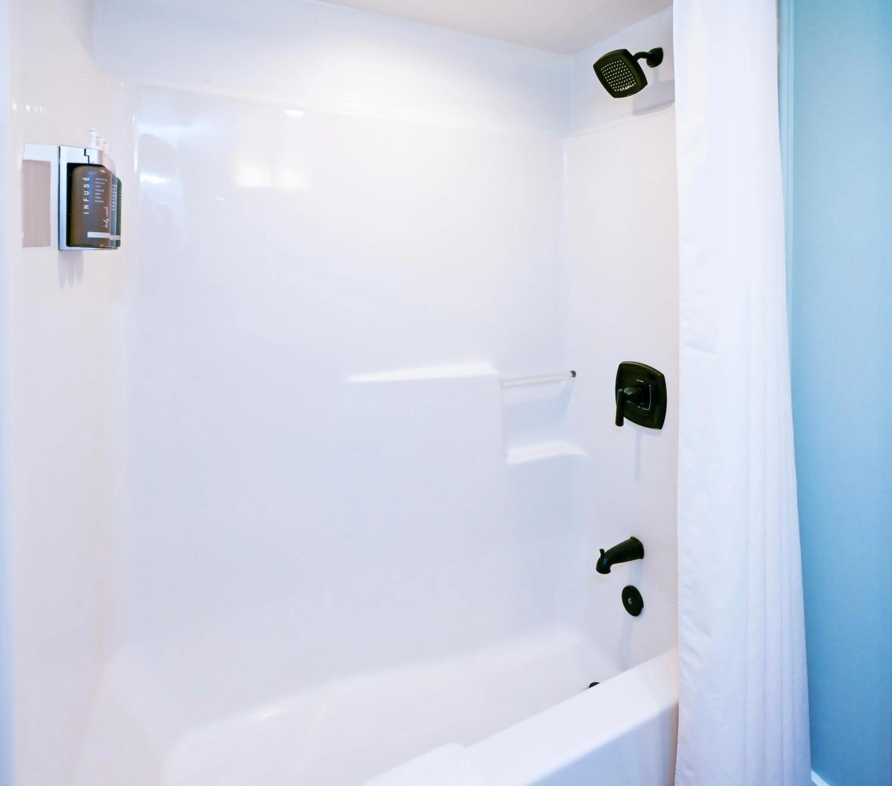Shower in Commander Hotel & Suites