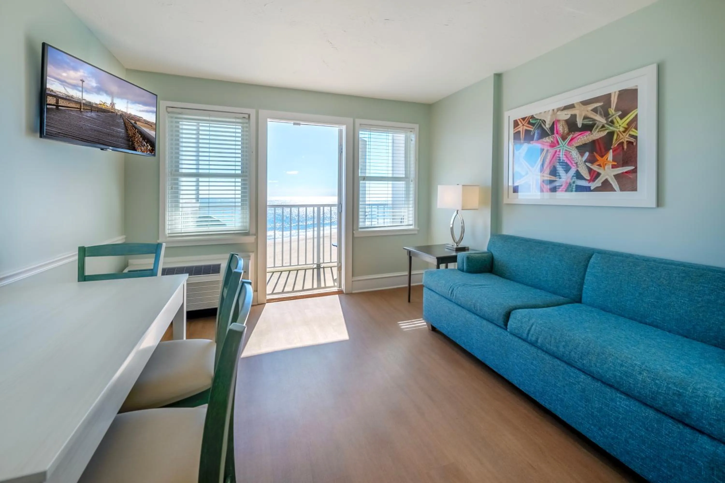 TV and multimedia in Commander Hotel & Suites