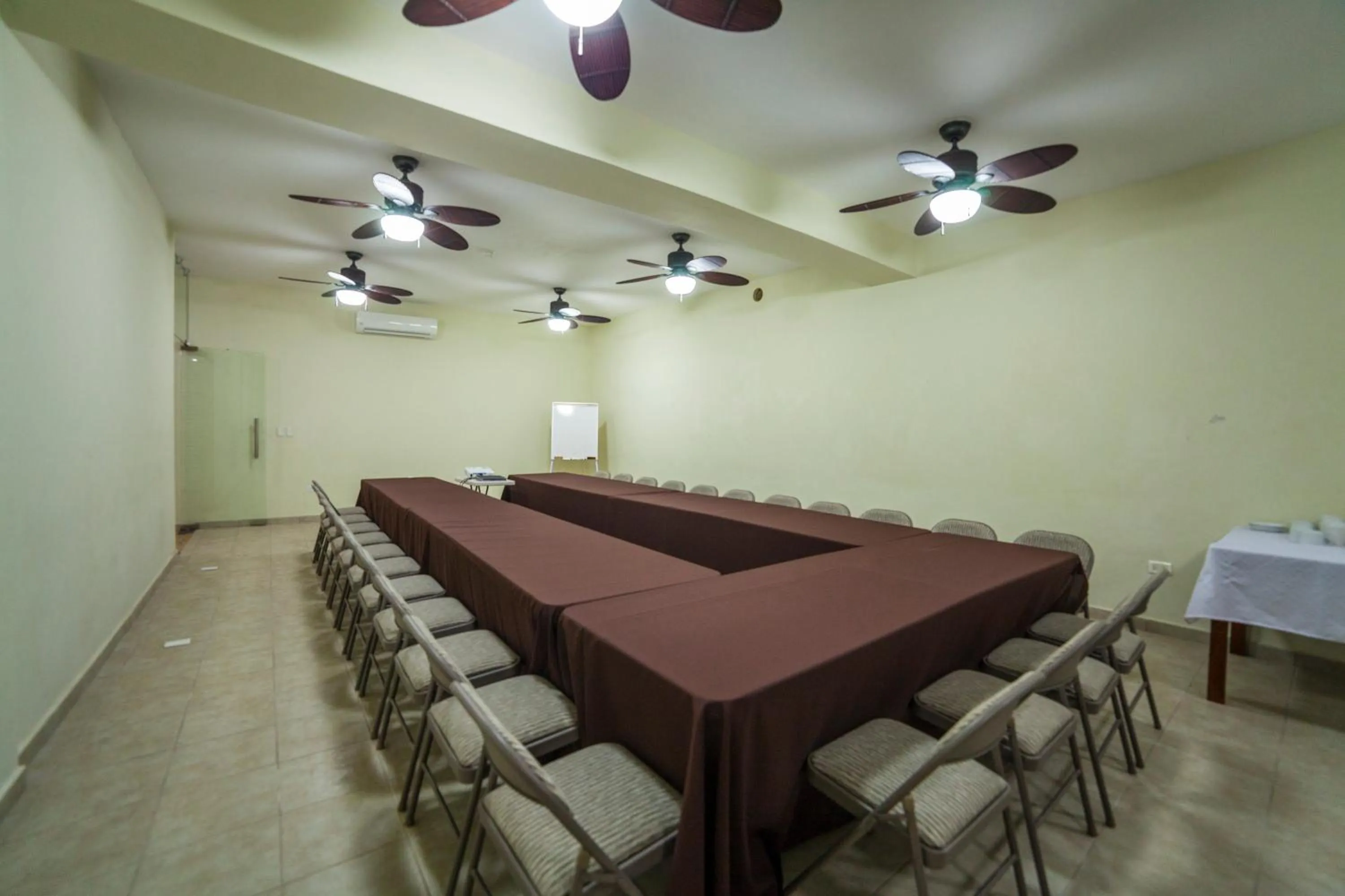 Communal lounge/ TV room in Angelo's Hotel