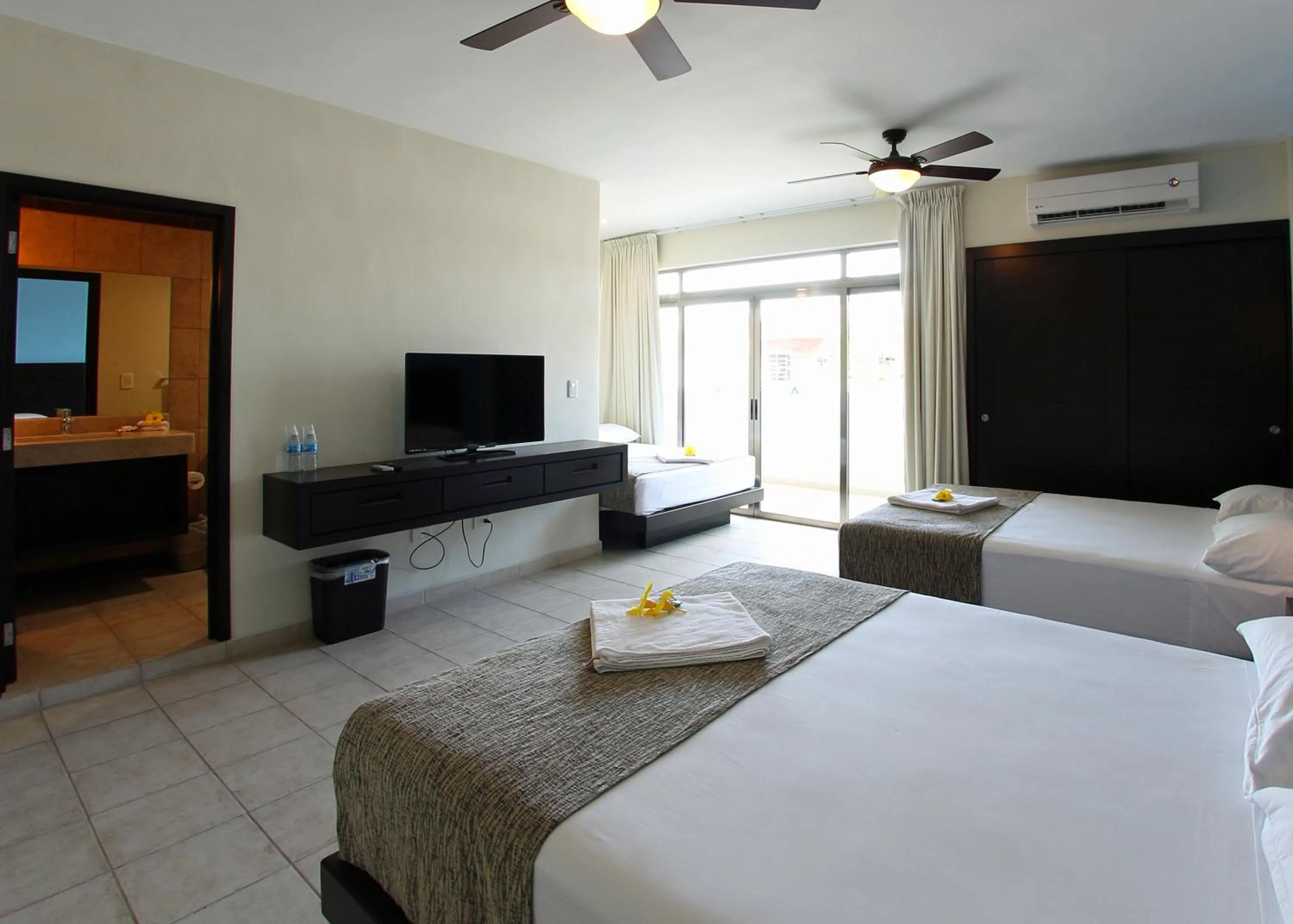 Photo of the whole room, Bed in Angelo's Hotel