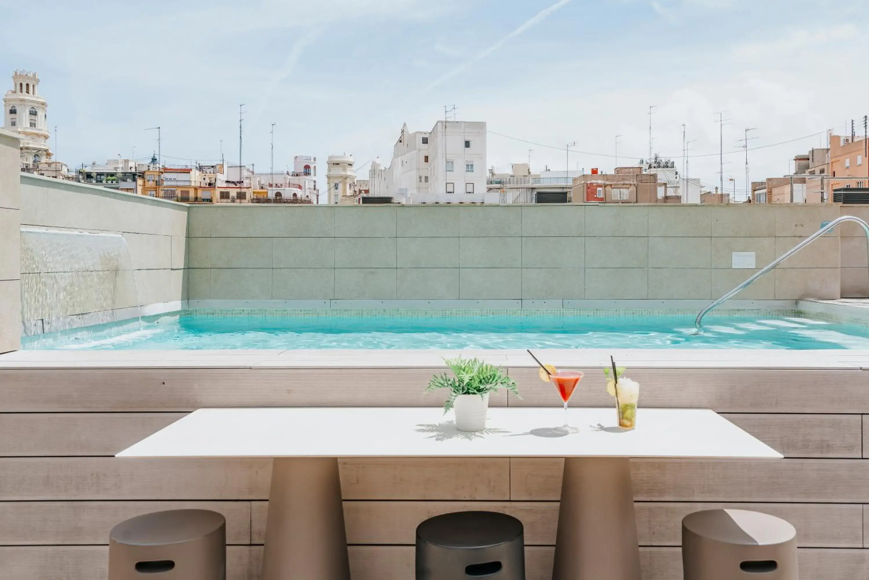 Swimming pool in Vincci Mercat Swimming pool in Vincci Mercat