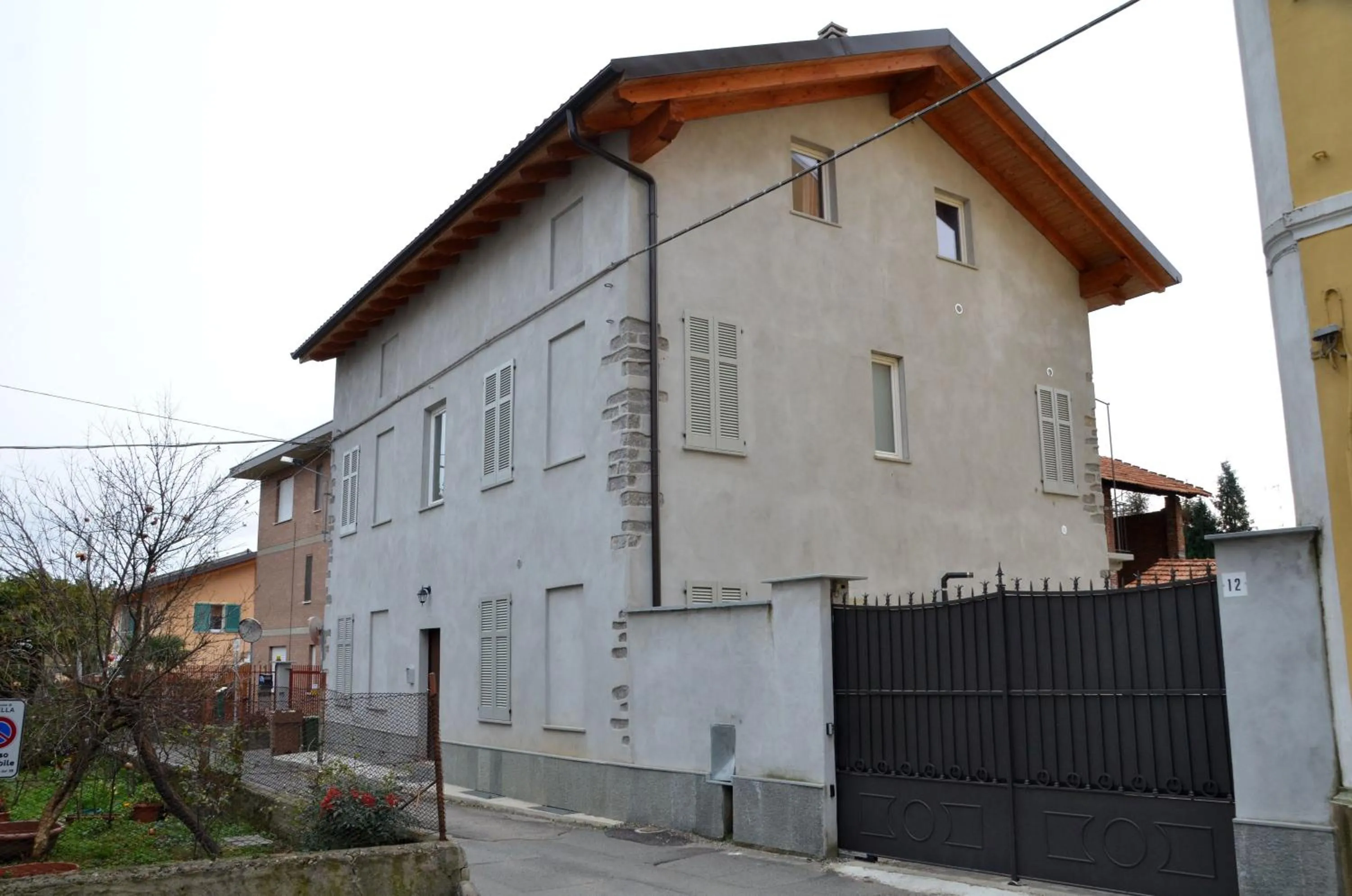 Property building in "B&B Sans égal", con CAMERE PRIVATE e APPARTAMENTI al PIANO TERRA a Biella