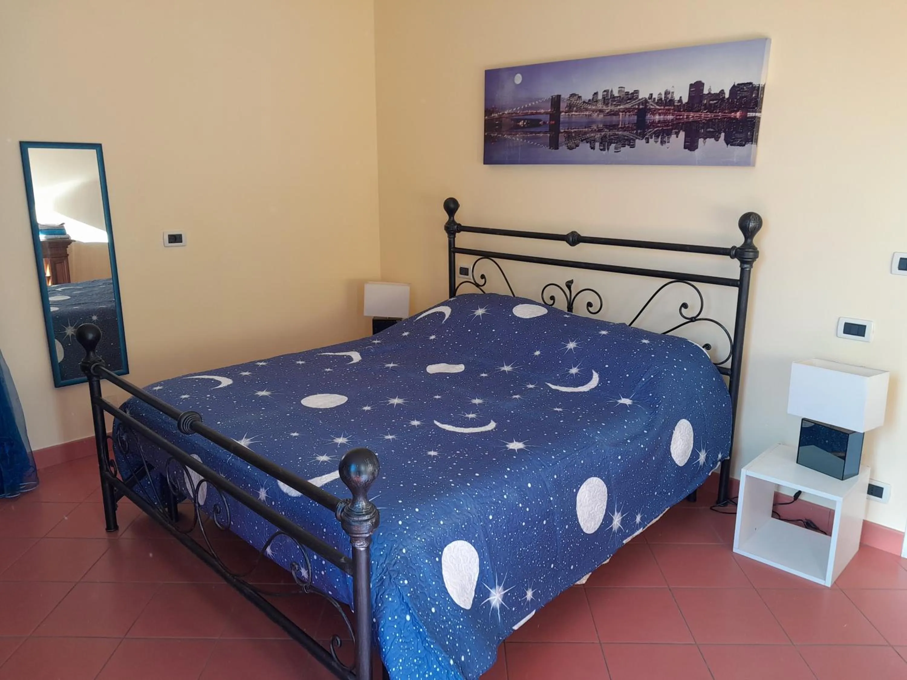 Bedroom, Bed in "B&B Sans égal", con CAMERE PRIVATE e APPARTAMENTI al PIANO TERRA a Biella