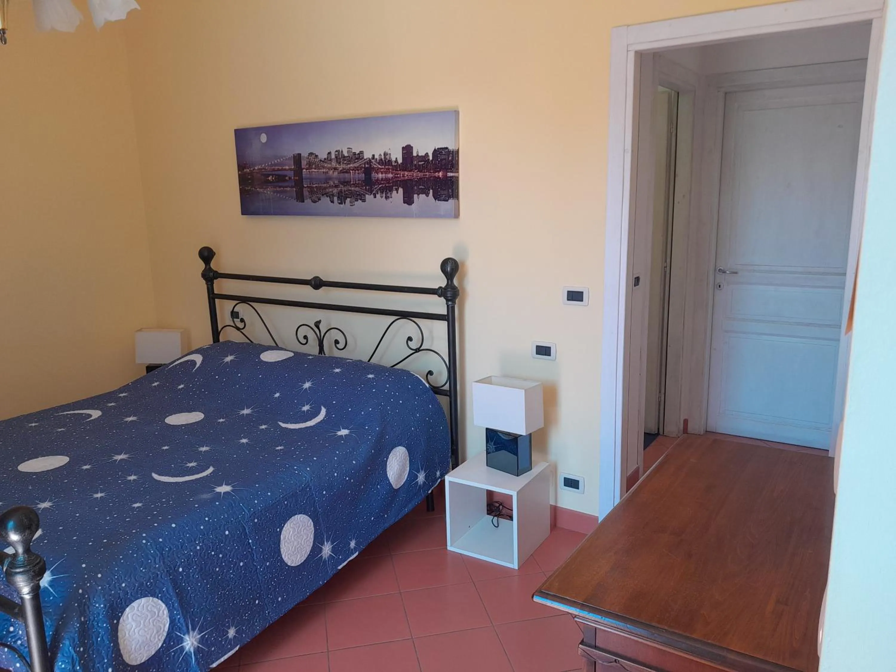 Bedroom, Bed in "B&B Sans égal", con CAMERE PRIVATE e APPARTAMENTI al PIANO TERRA a Biella