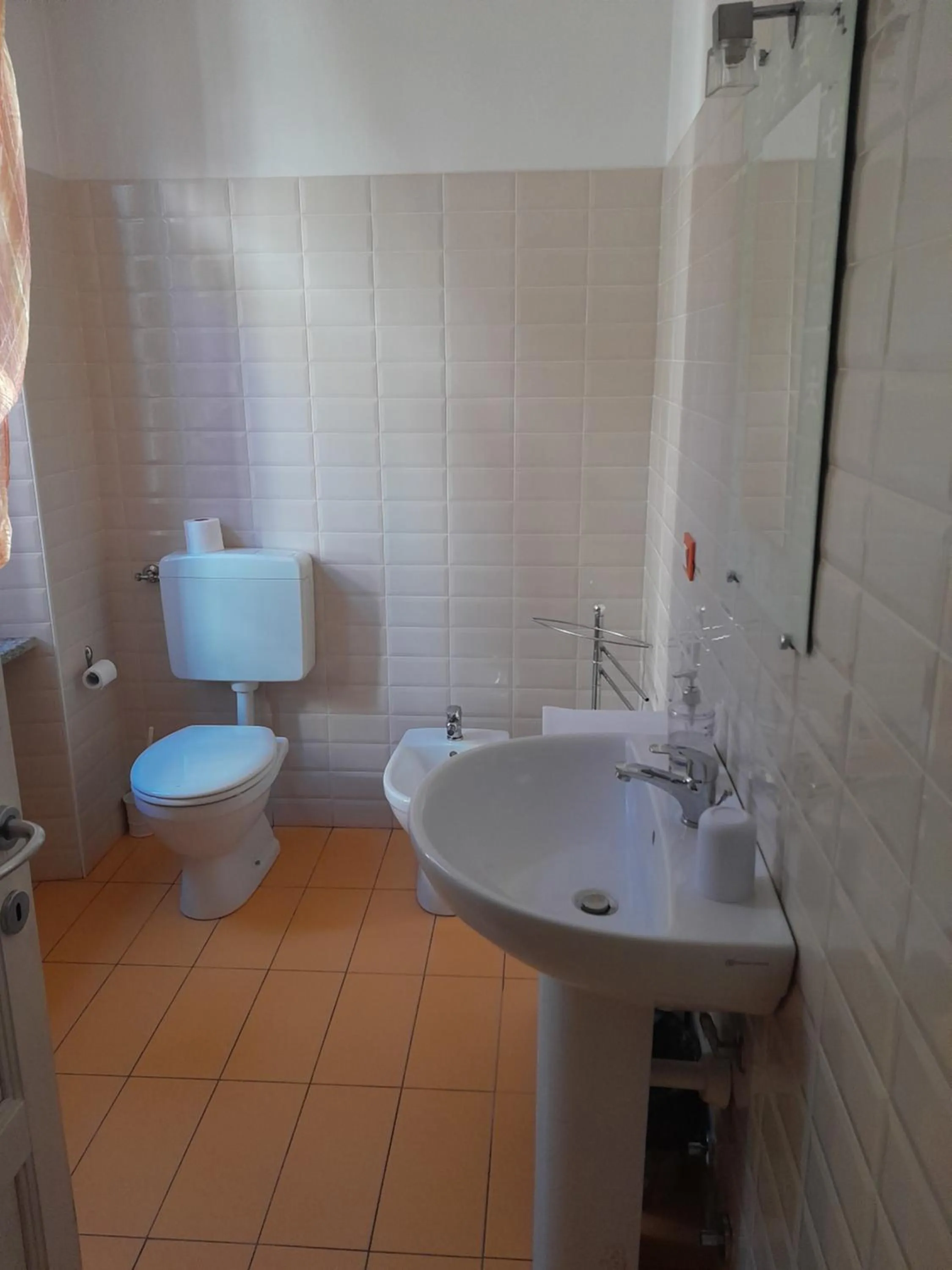 Bathroom in "B&B Sans égal", con CAMERE PRIVATE e APPARTAMENTI al PIANO TERRA a Biella