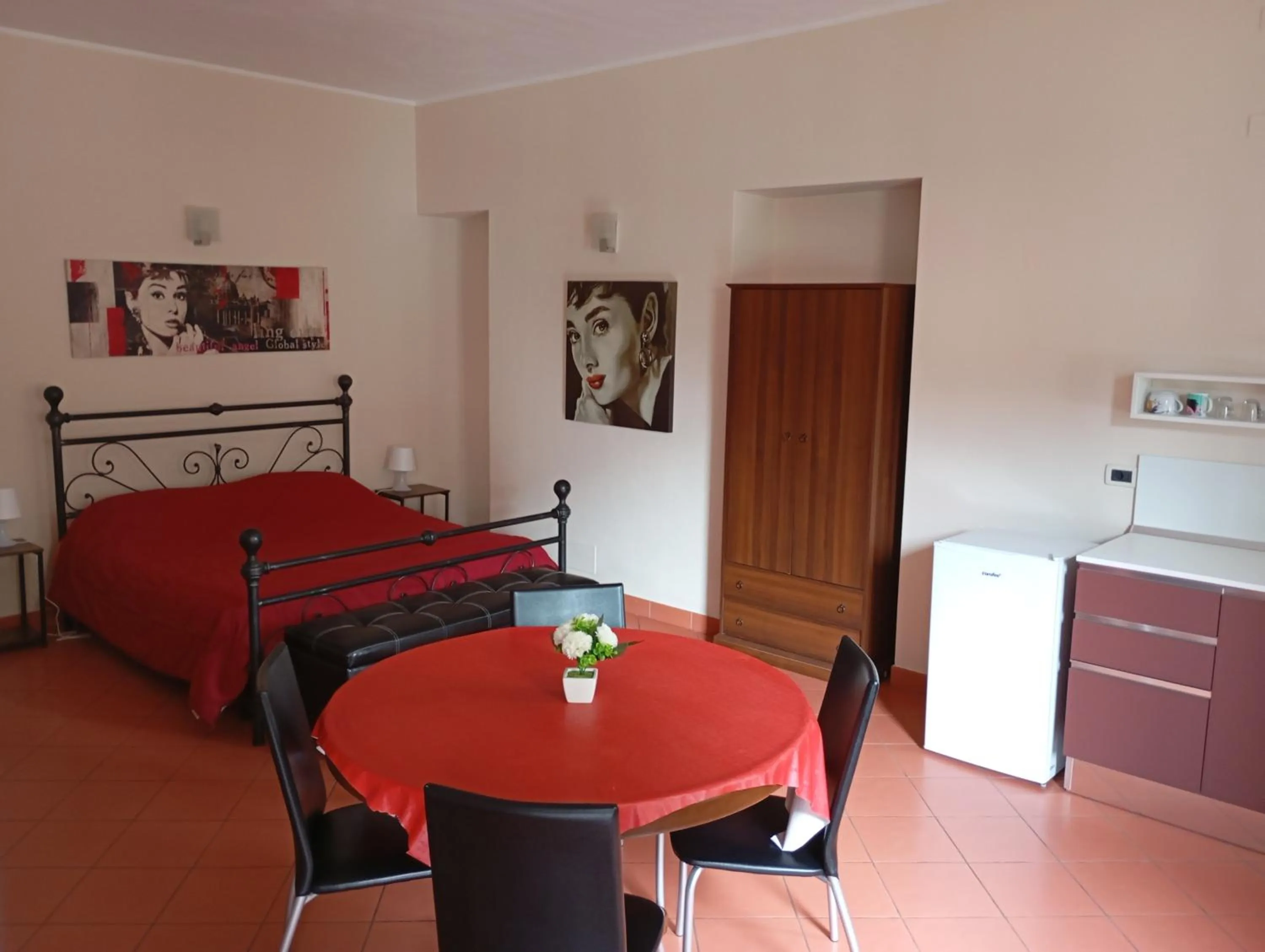 Dining area, Bed in "B&B Sans égal", con CAMERE PRIVATE e APPARTAMENTI al PIANO TERRA a Biella