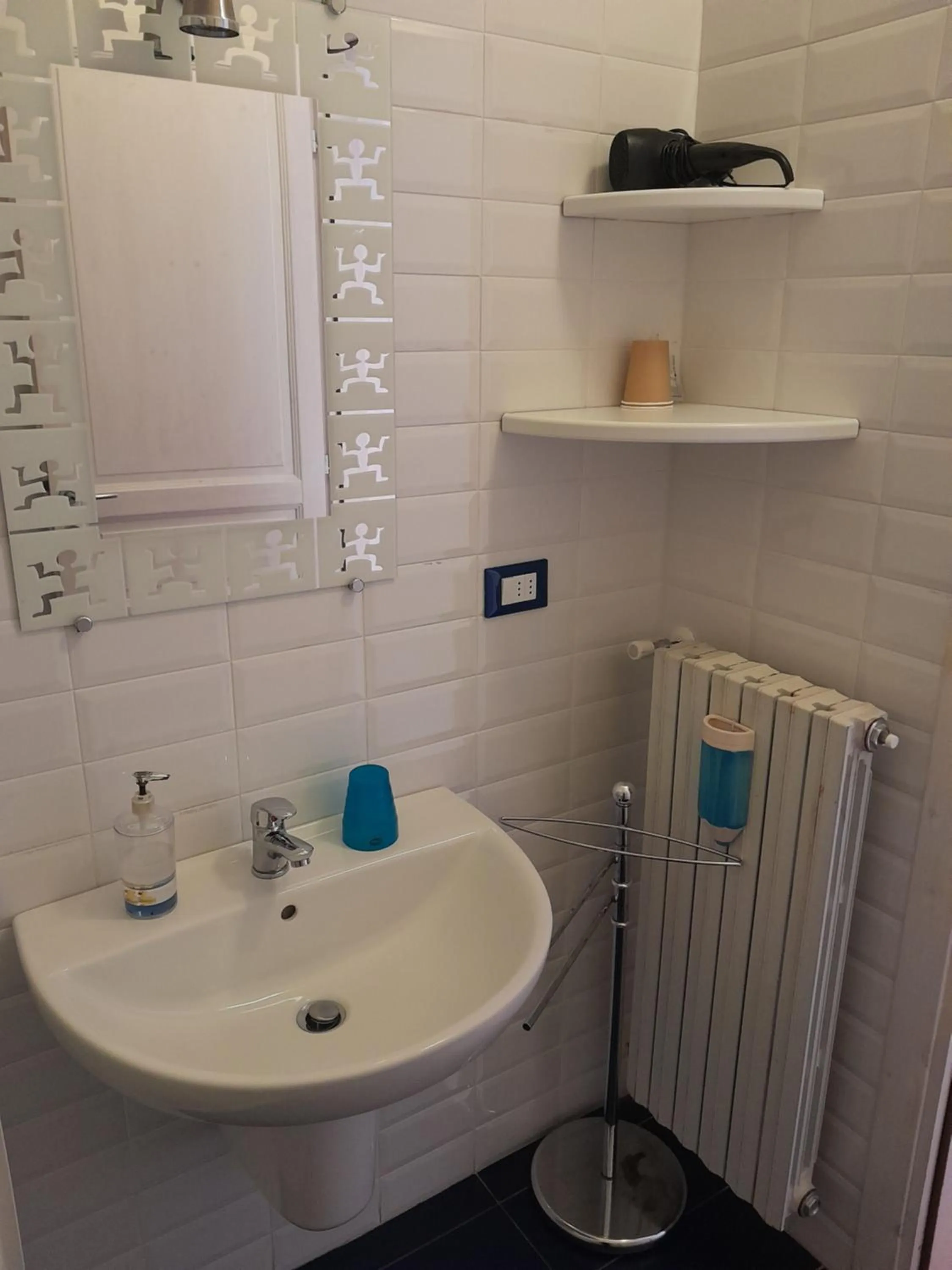 Bathroom in "B&B Sans égal", con CAMERE PRIVATE e APPARTAMENTI al PIANO TERRA a Biella