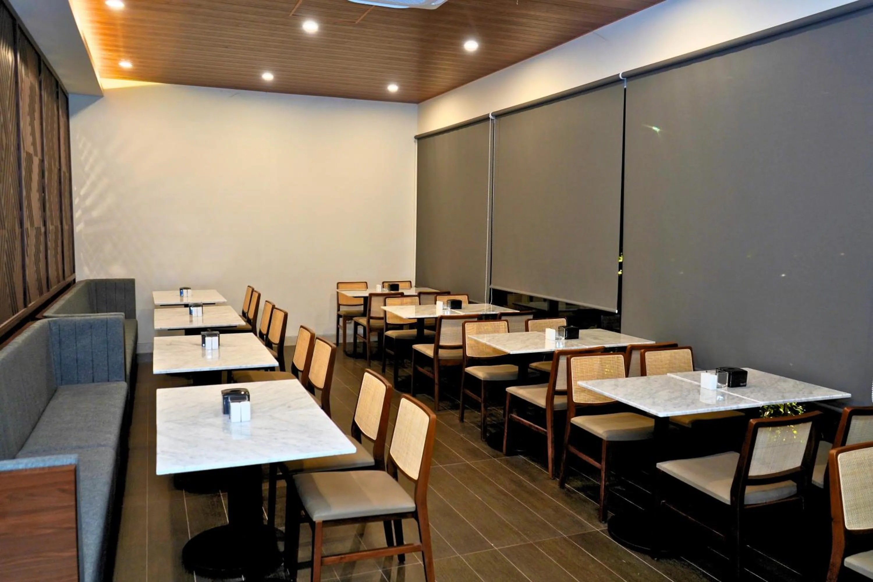 Restaurant/places to eat in Azana Garden Hill Resort Blora