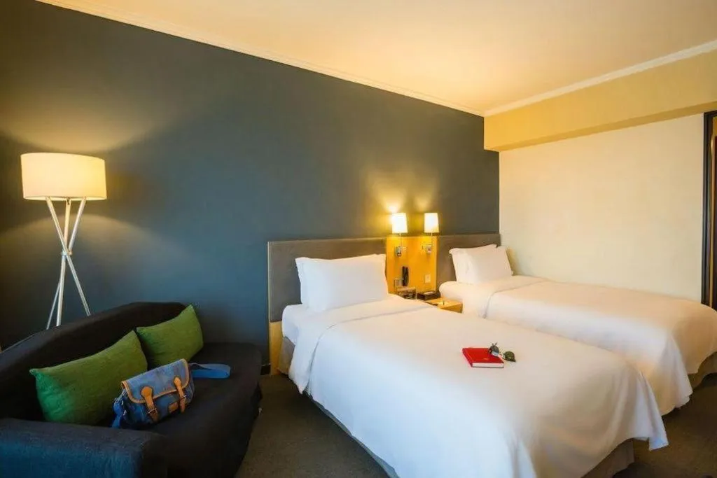 Bed in Beijing New World Center Tongpai Hotel