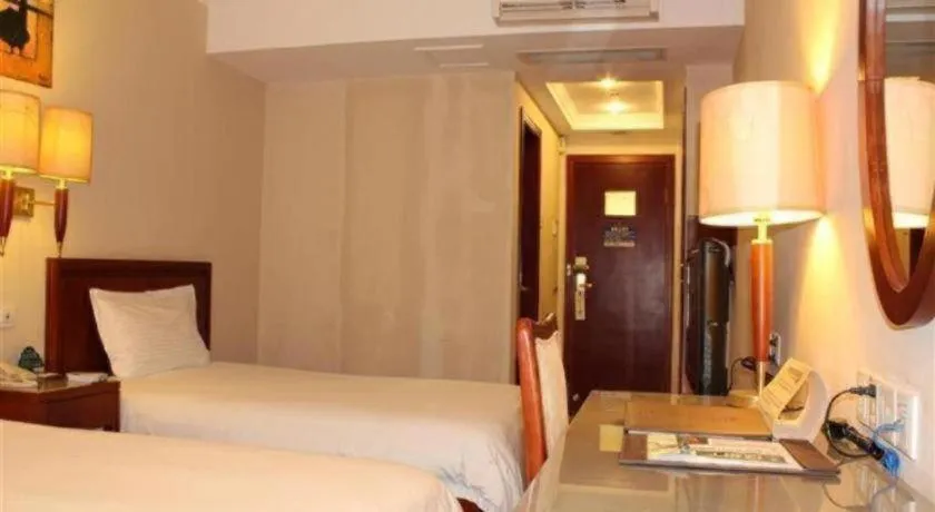 Bed in GreenTree Inn Shenzhen DonGMEn Business Hotel