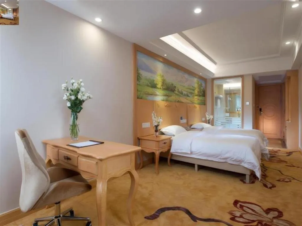 Bed in GreenTree Inn Shenzhen DonGMEn Business Hotel