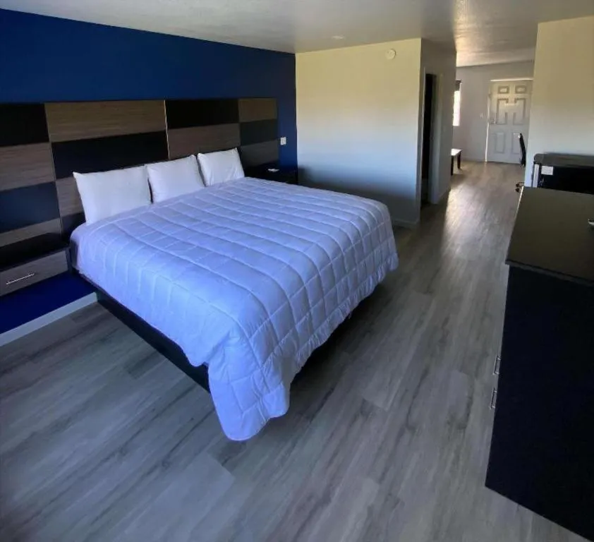 Bed in Americas Best Value Inn Gonzales