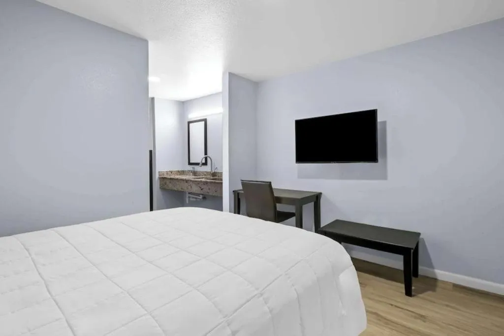 Bed in Americas Best Value Inn Gonzales