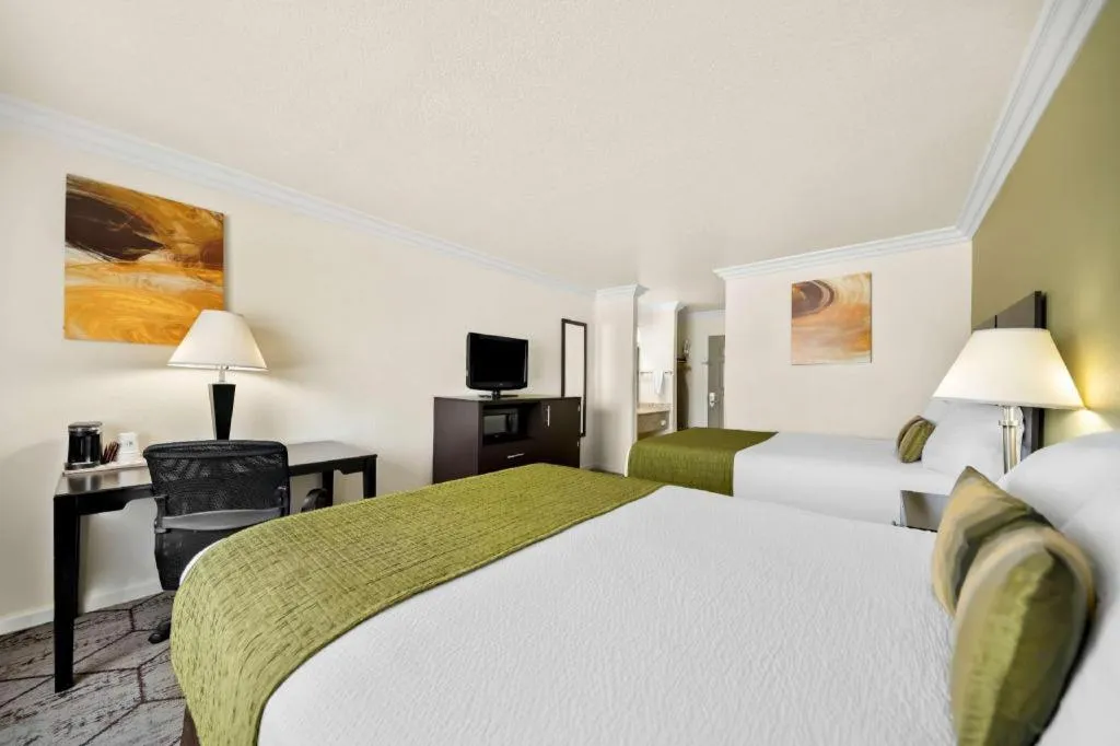 Bed in Best Western Executive Inn